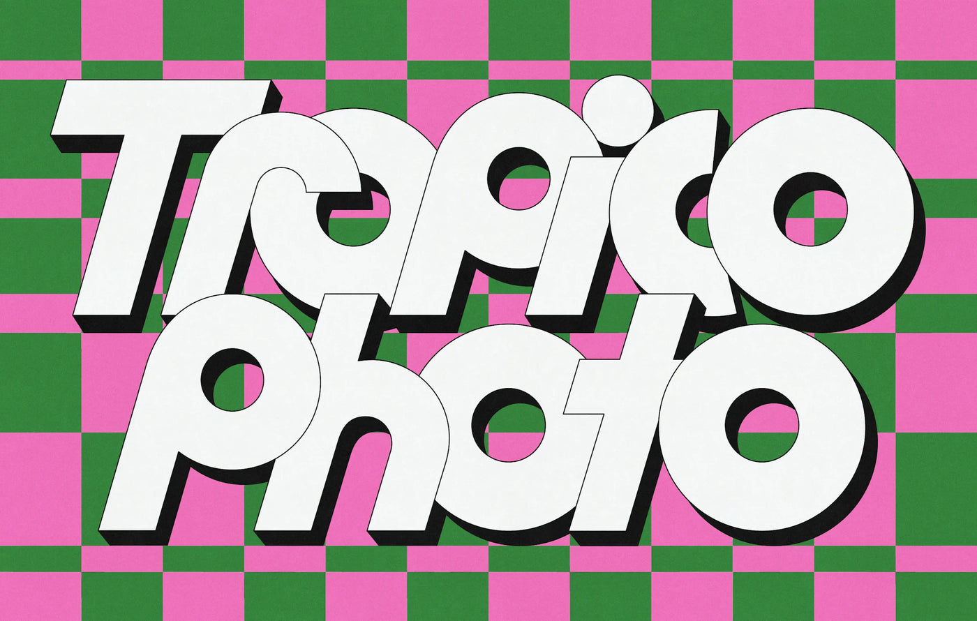 Tropico Photo — wordmark blanc bombé « Tropico Photo » sur damier rose et vert