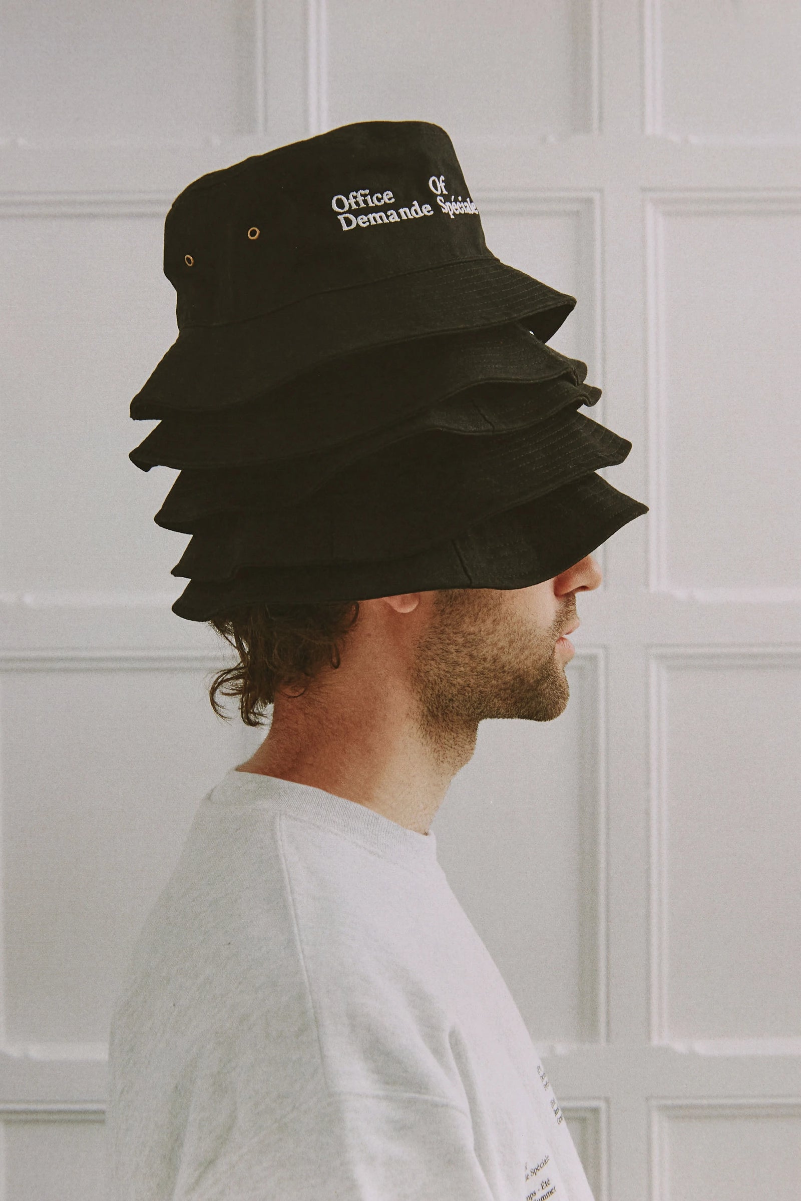 Chapeau bob noir brodé « Office Demande Spéciale », porté de profil   (Chapeau brodé)