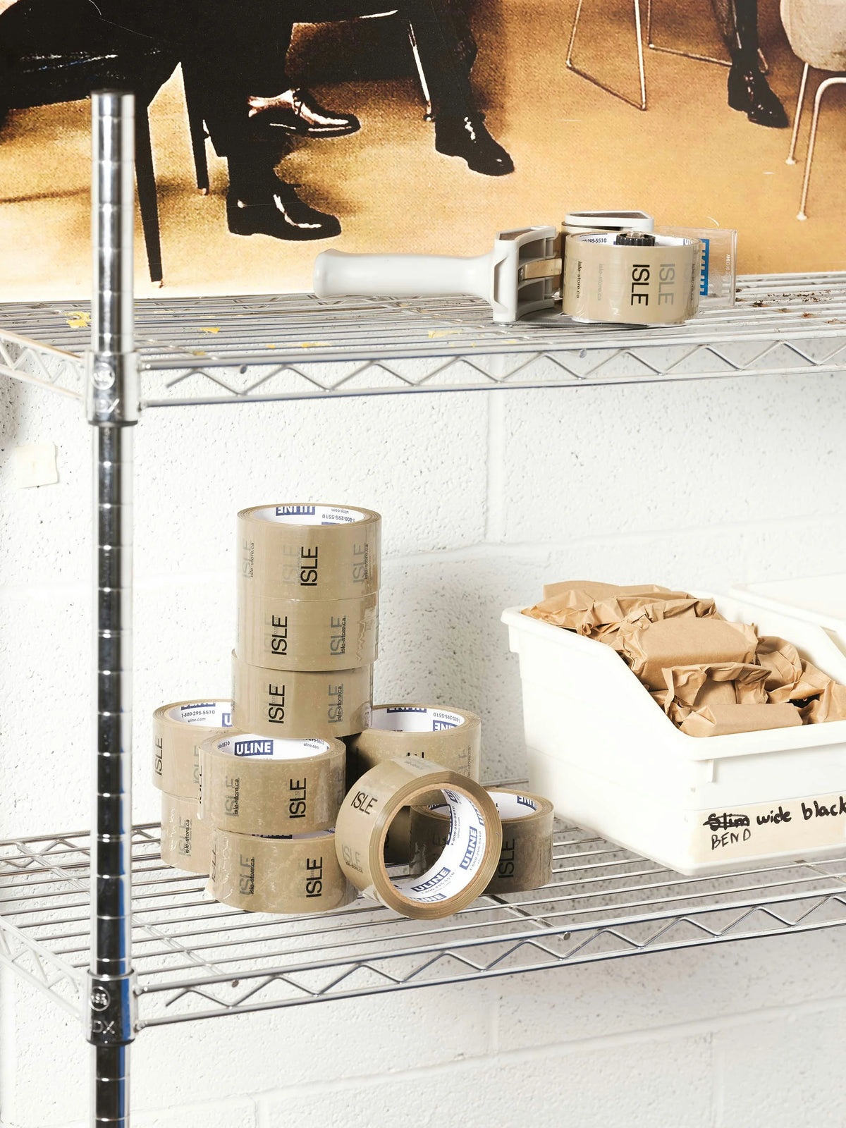 ISLE — rouleaux de ruban d'emballage empilés sur une étagère métallique d'atelier