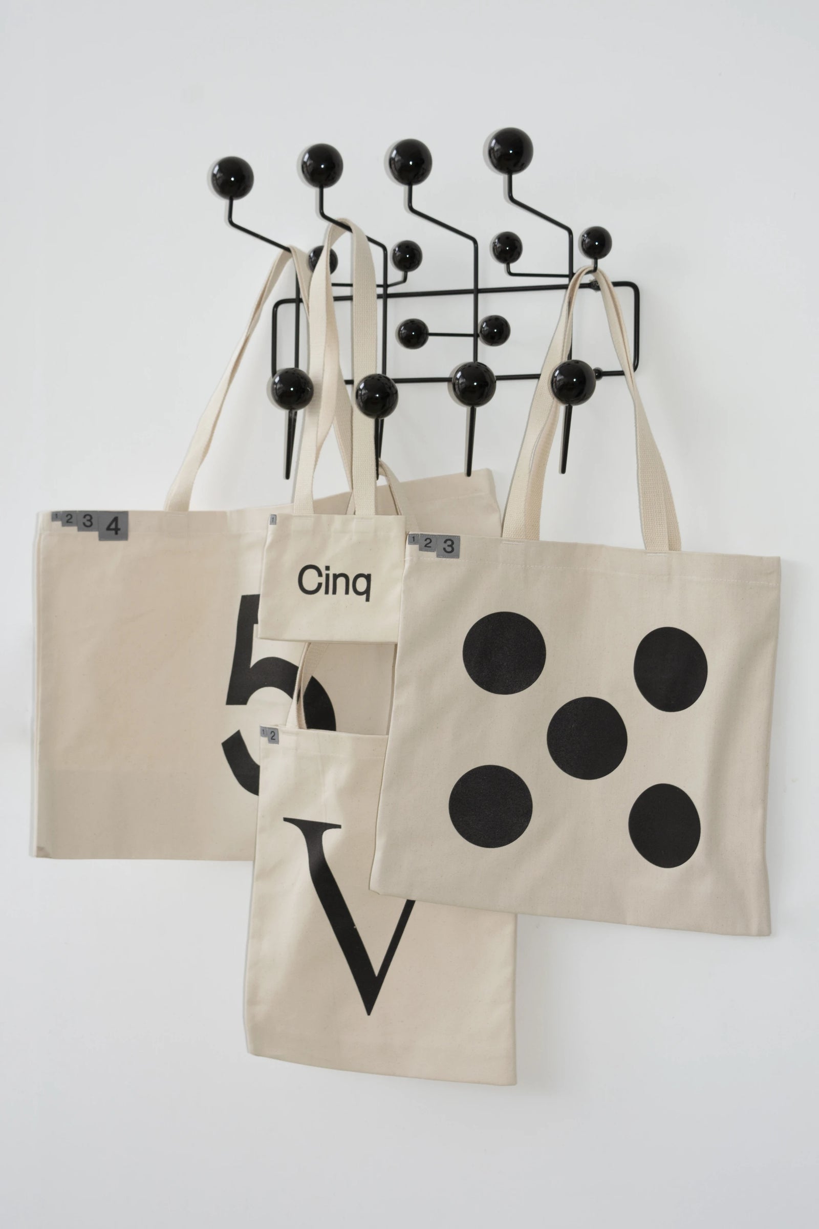 Sacs fourre-tout en coton écru à motifs « 5 », « Cinq », « V » et pois, suspendus   (Sac fourre-tout 5e anniversaire)