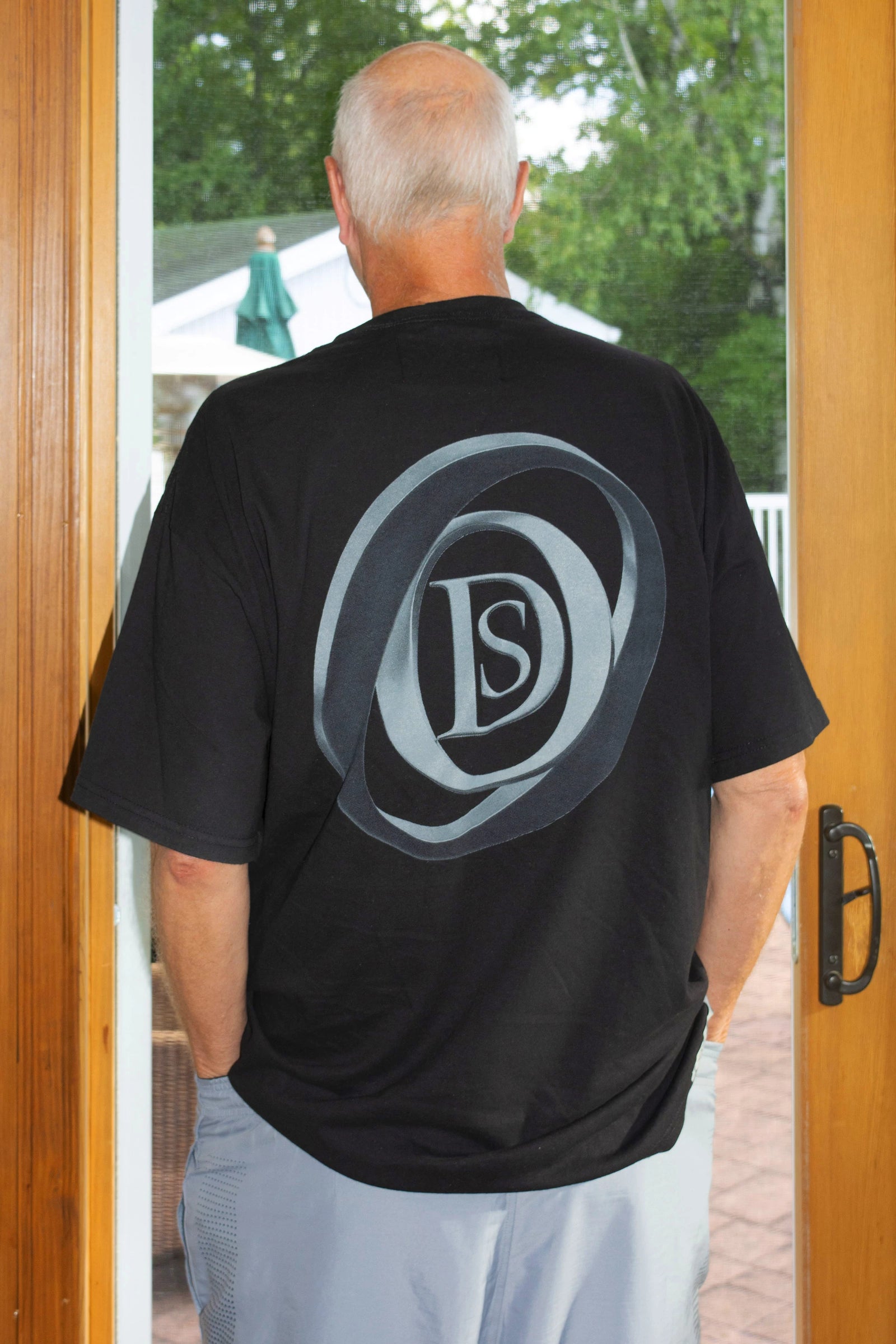 T-shirt noir au grand logo DS circulaire dégradé, vu de dos   (T-shirt 5e anniversaire)