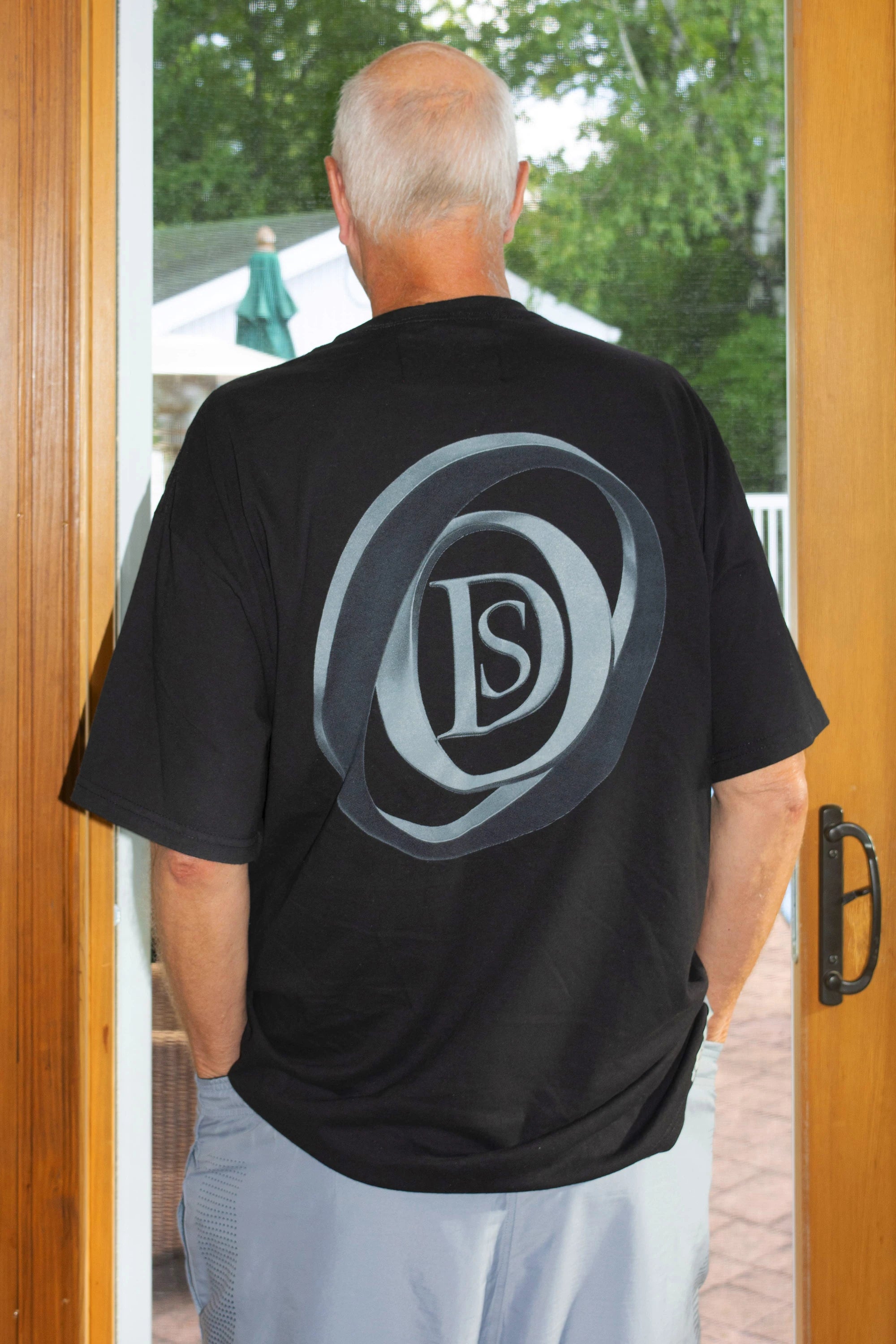 T-shirt noir au grand logo DS circulaire dégradé, vu de dos   (T-shirt 5e anniversaire)