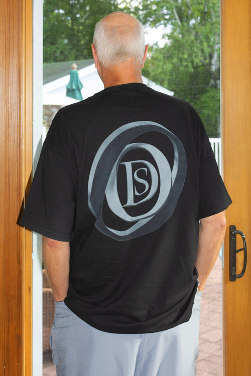 T-shirt noir au grand logo DS circulaire dégradé, vu de dos   (T-shirt 5e anniversaire)