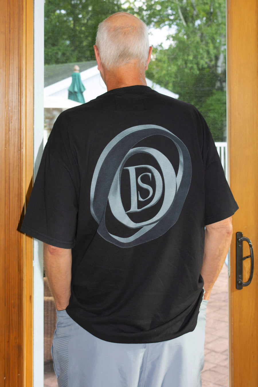 T-shirt noir au grand logo DS circulaire dégradé, vu de dos   (T-shirt 5e anniversaire)