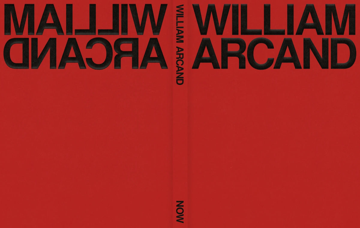 Now — couverture déployée rouge du livre, wordmark William Arcand en noir, dos titré NOW