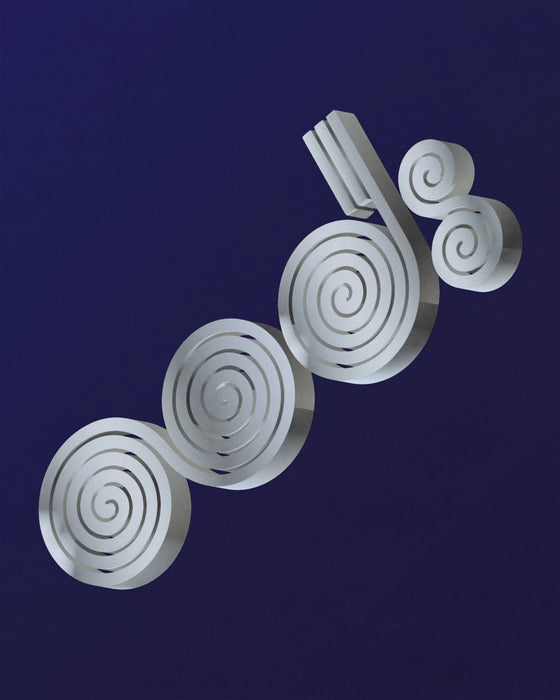 Motif graphique de spirales argentées du logo OODS sur fond bleu nuit