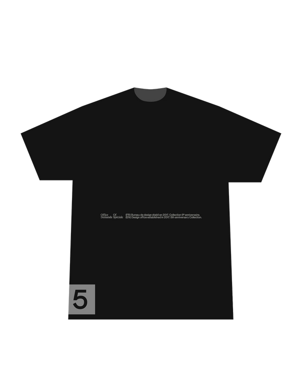 T-shirt noir à plat, fine mention bilingue imprimée au centre (recto)
