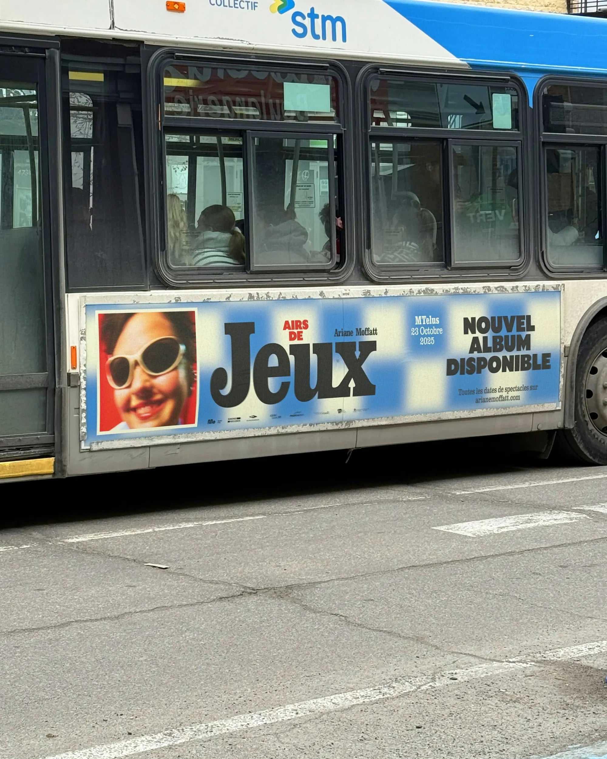 Airs de Jeux — publicité de l'album sur le flanc d'un autobus STM