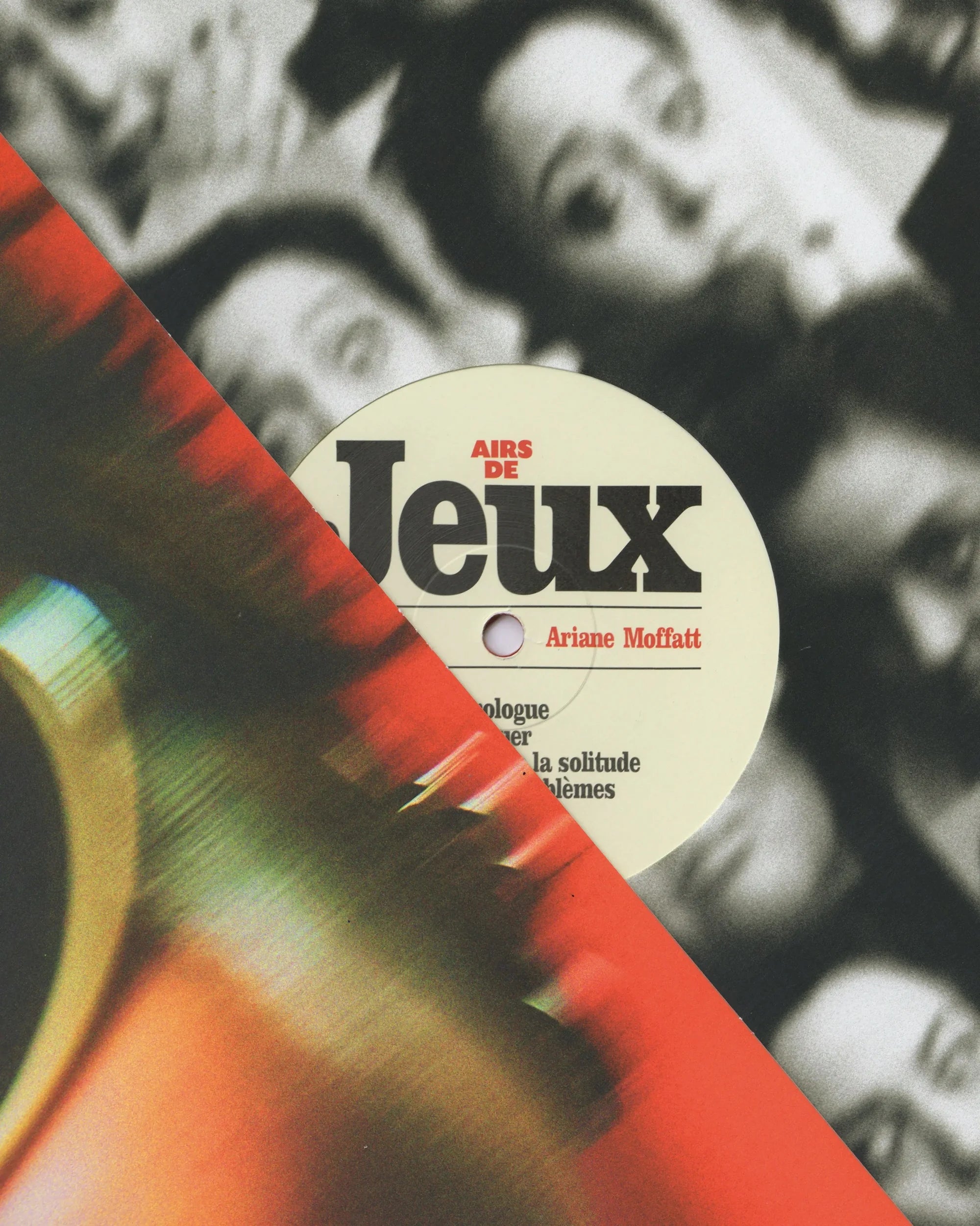 Airs de Jeux — étiquette du vinyle posée sur collage de portraits, pochette rouge en arrière-plan