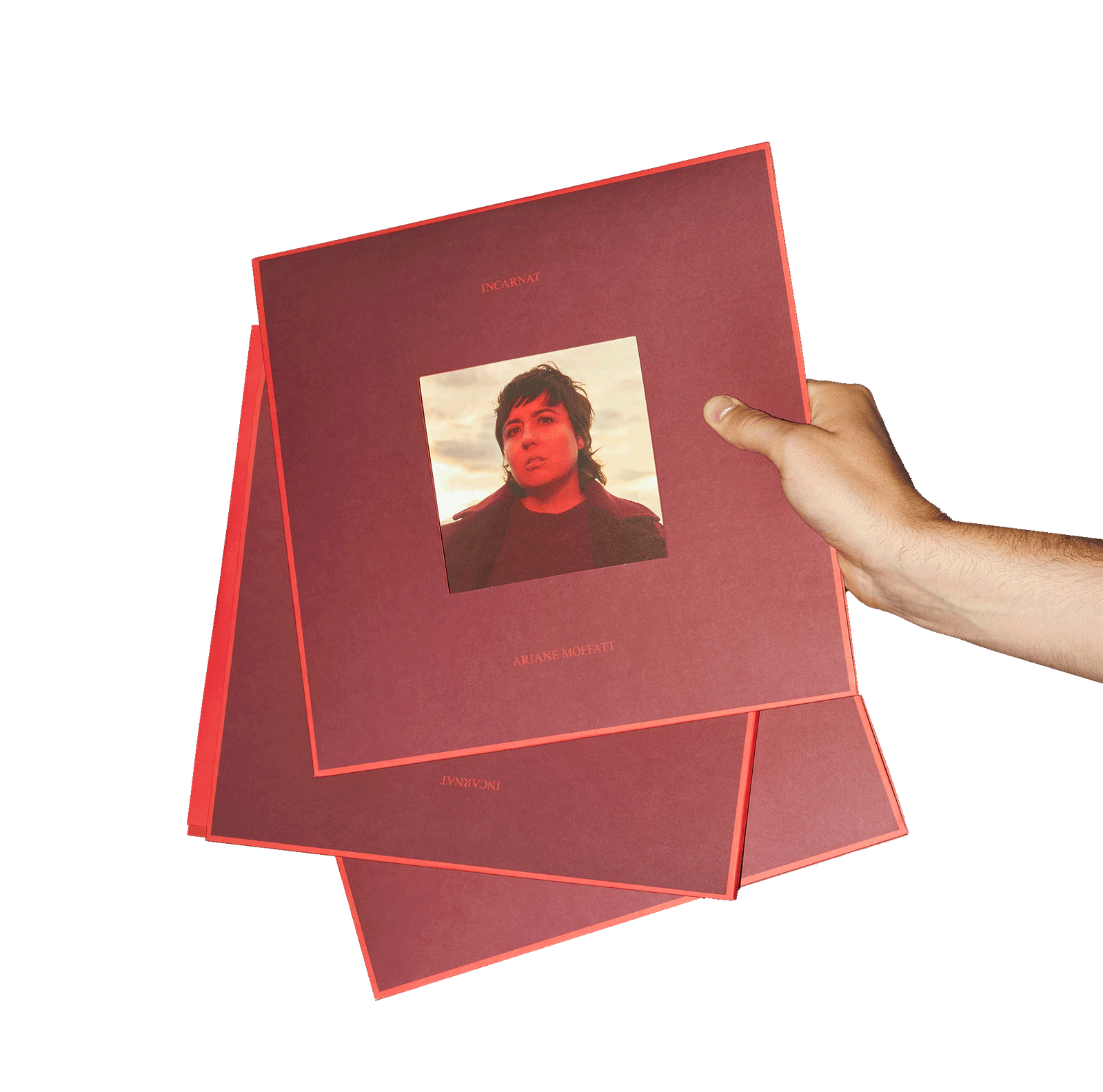 Incarnat — pochettes bordeaux à liseré rouge tenues en main, portrait carré au centre