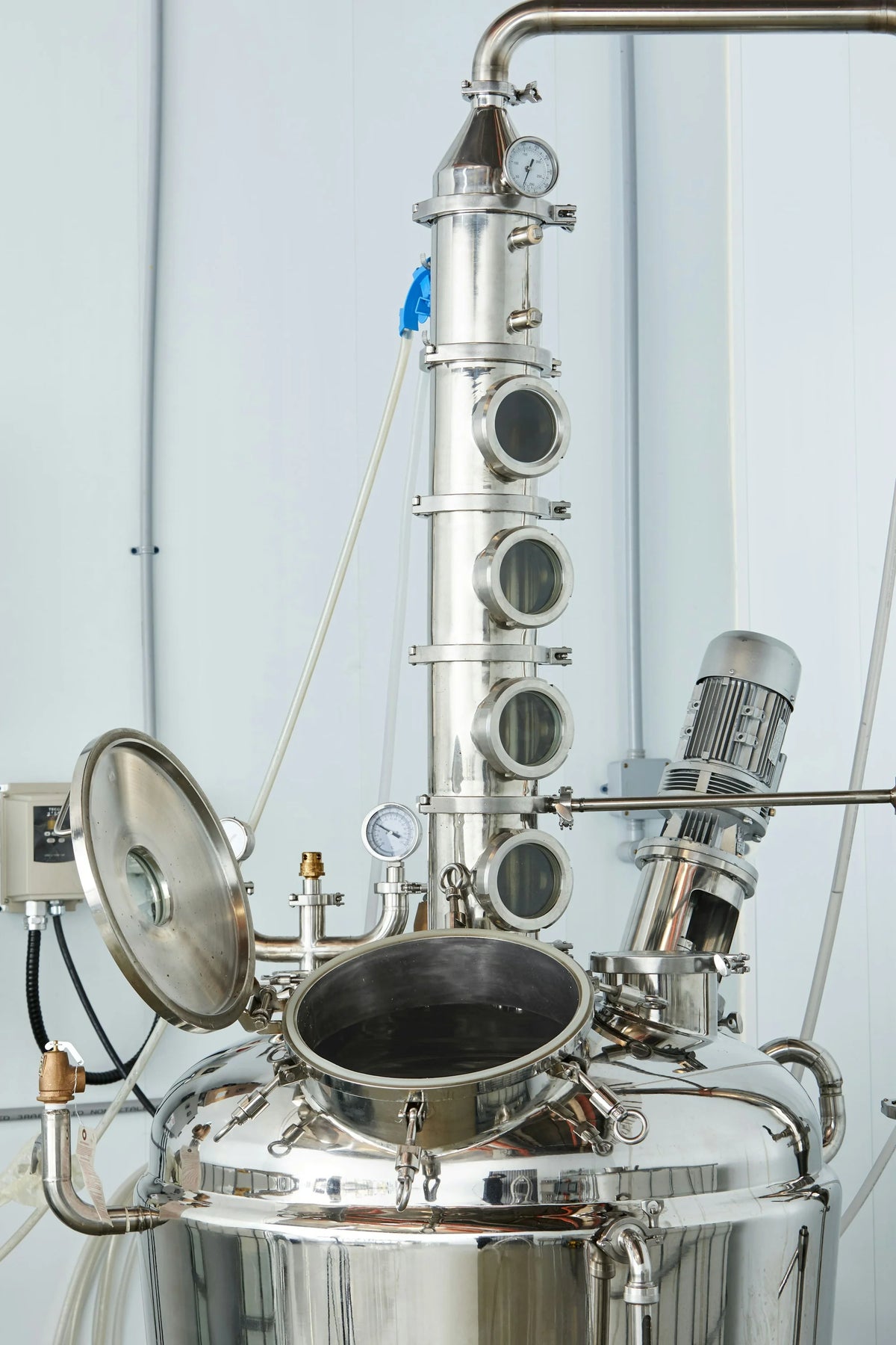 BleuRoyal — alambic en acier inoxydable à colonne dans la distillerie BluePearl