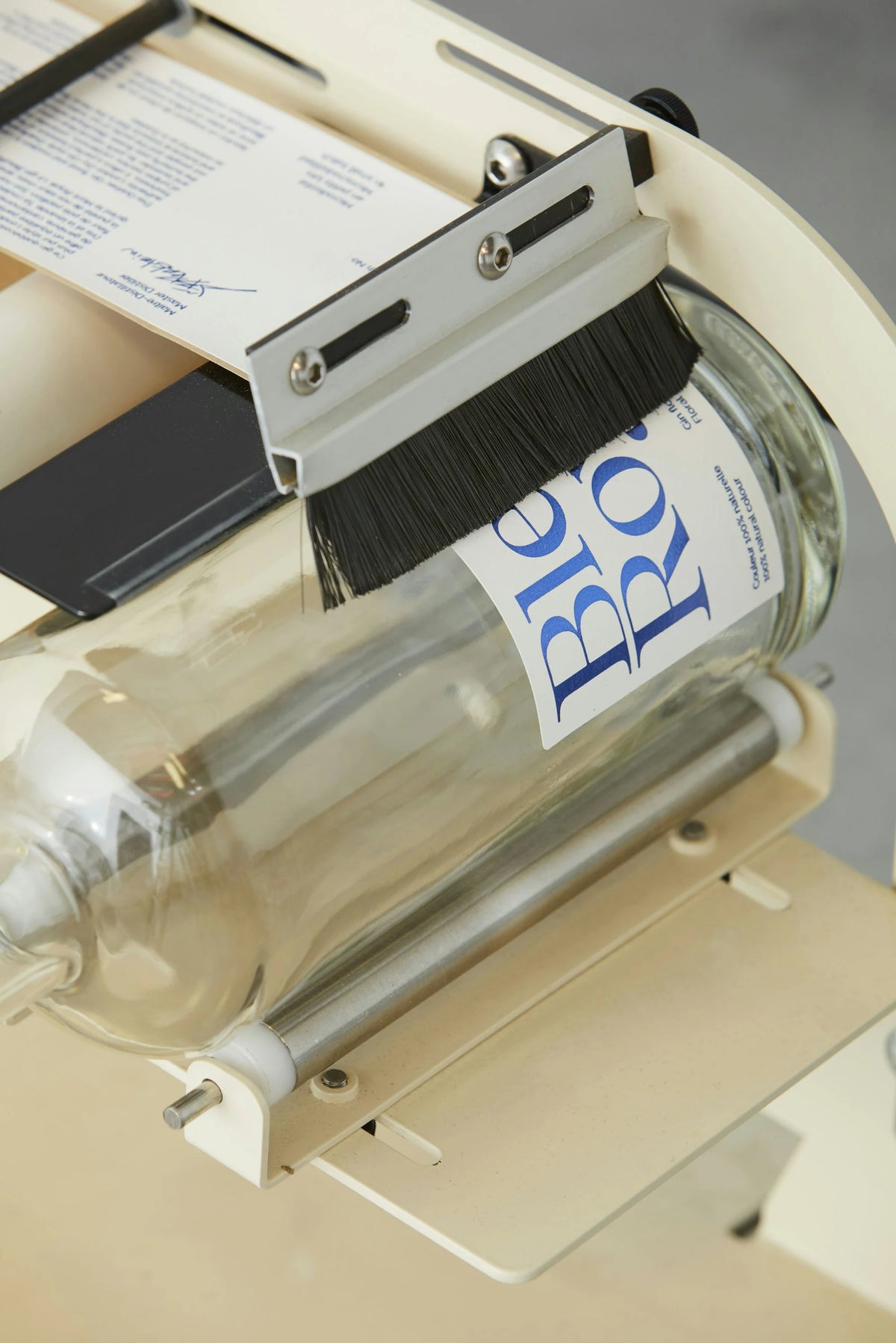 BleuRoyal — gros plan sur l'étiquetage d'une bouteille de gin par la machine