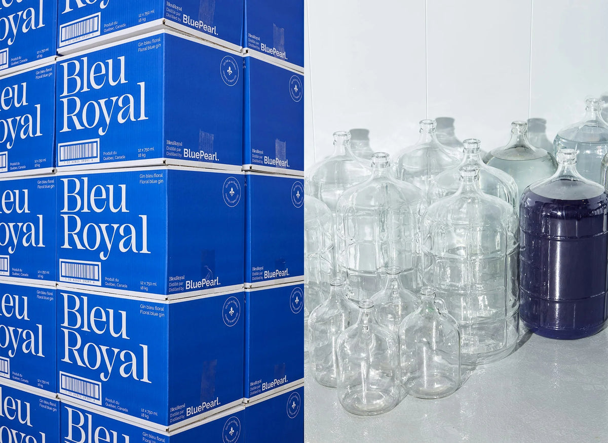 BleuRoyal — caisses imprimées du gin empilées à gauche, bouteilles vides en production à droite