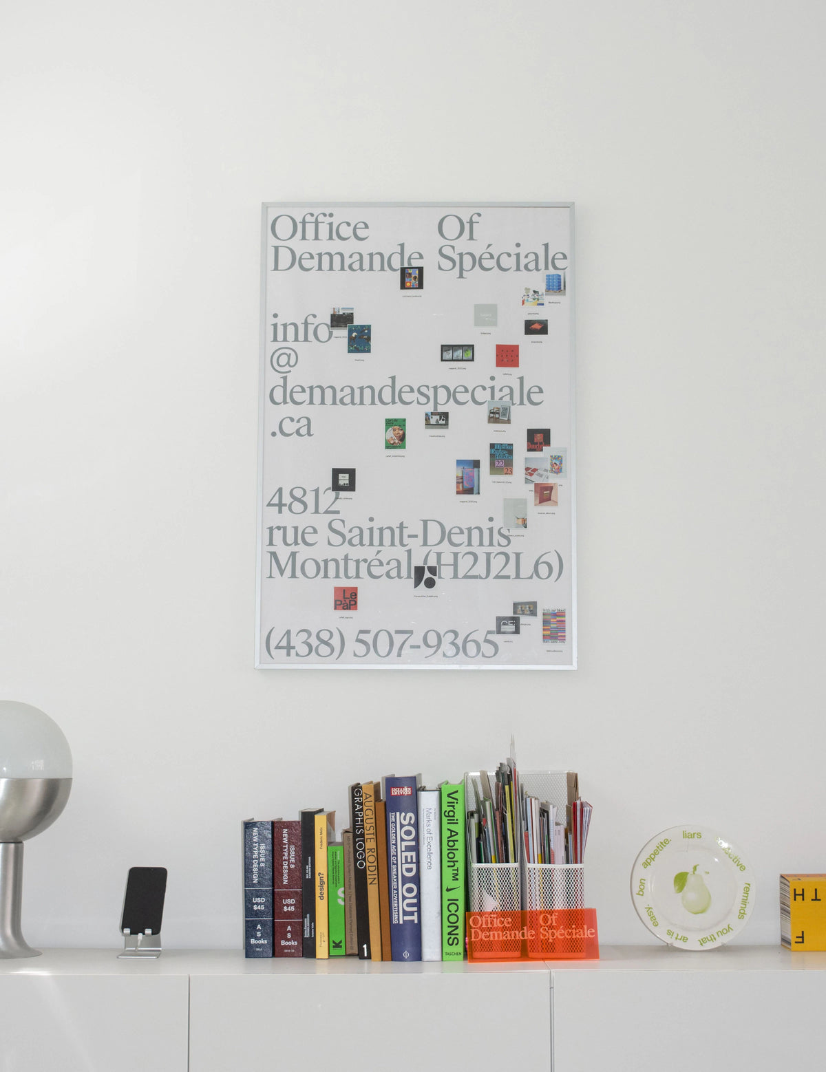 Demande Spéciale — affiche d'identité avec coordonnées et timbres, posée au-dessus d'une étagère de livres