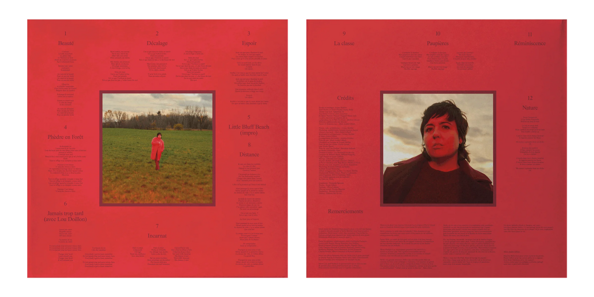 Incarnat — double-page rouge de l'album d'Ariane Moffatt avec photos en pré et portrait