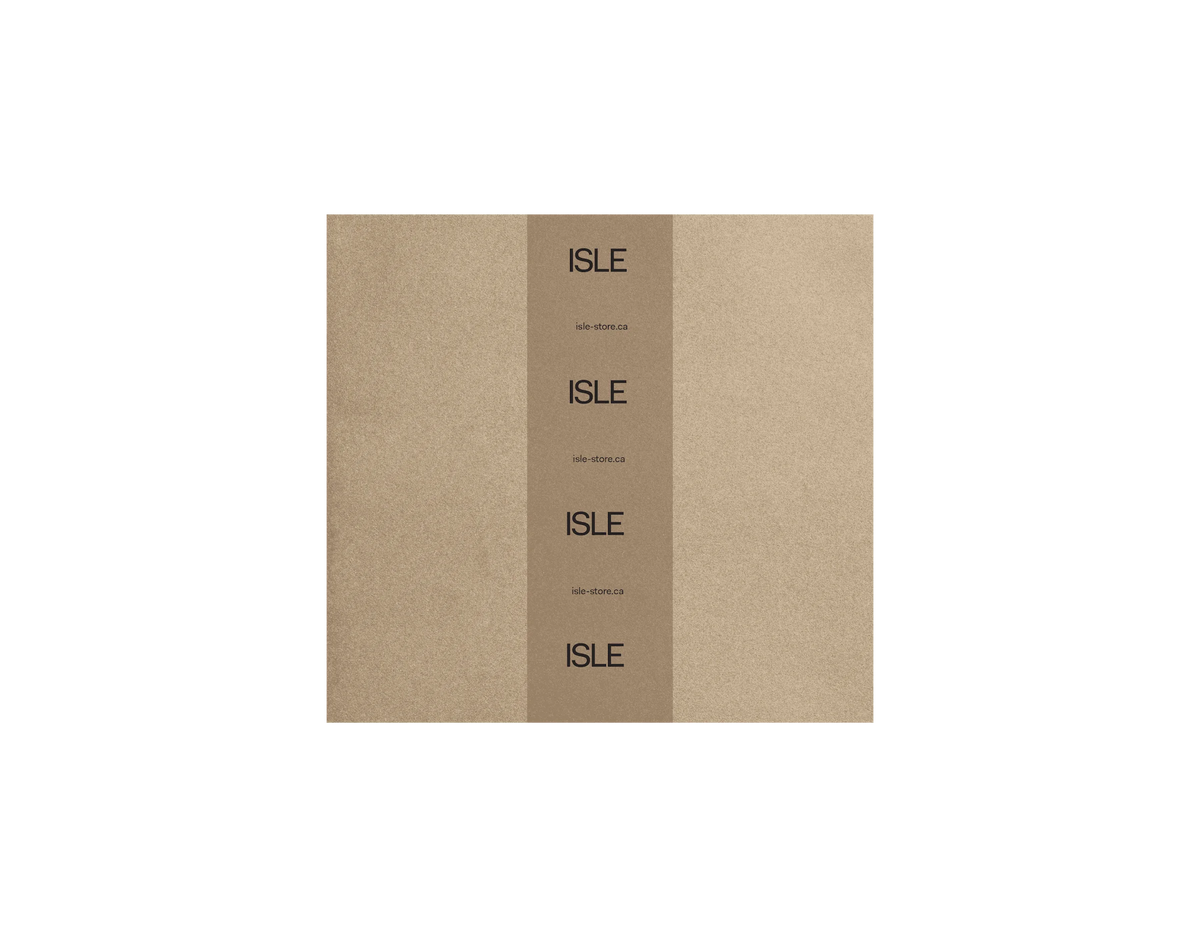 ISLE — papier kraft brun ceinturé de bandeaux estampés « ISLE » répétés en noir