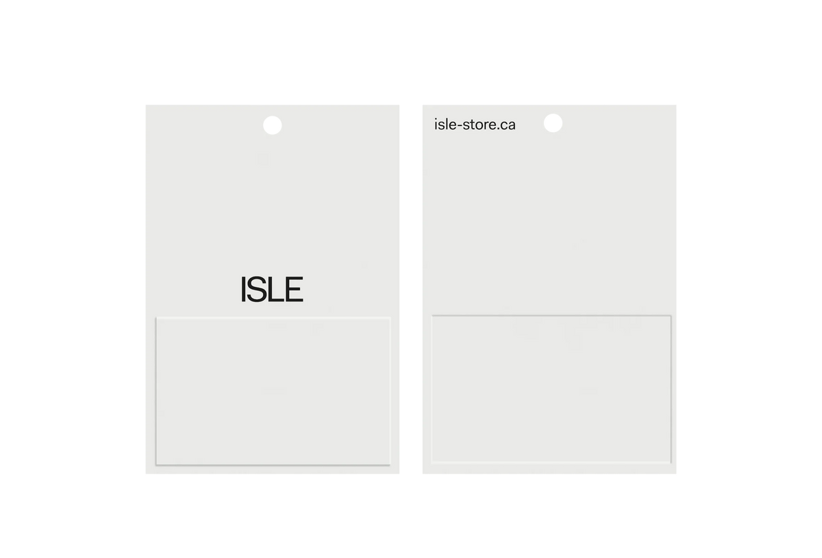 ISLE — deux étiquettes produit blanches avec wordmark « ISLE » et croix noire, sur fond noir
