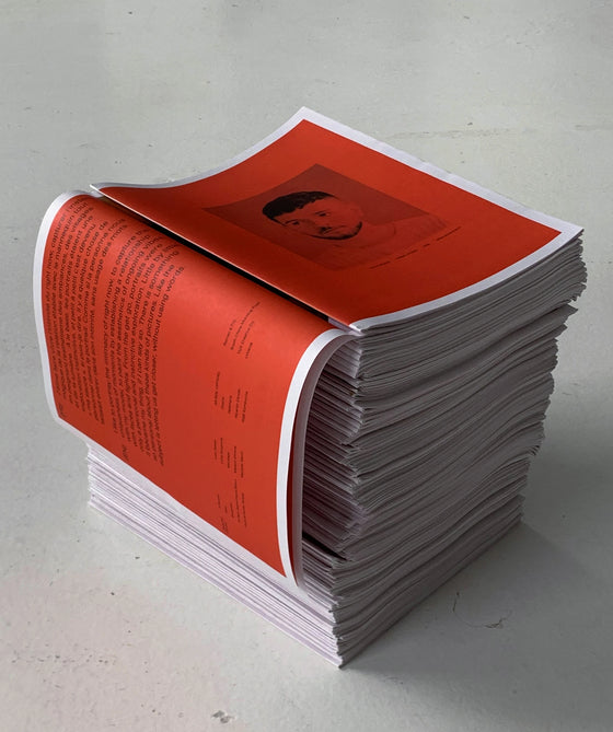 Journal William Arcand ouvert, tranche rouge visible