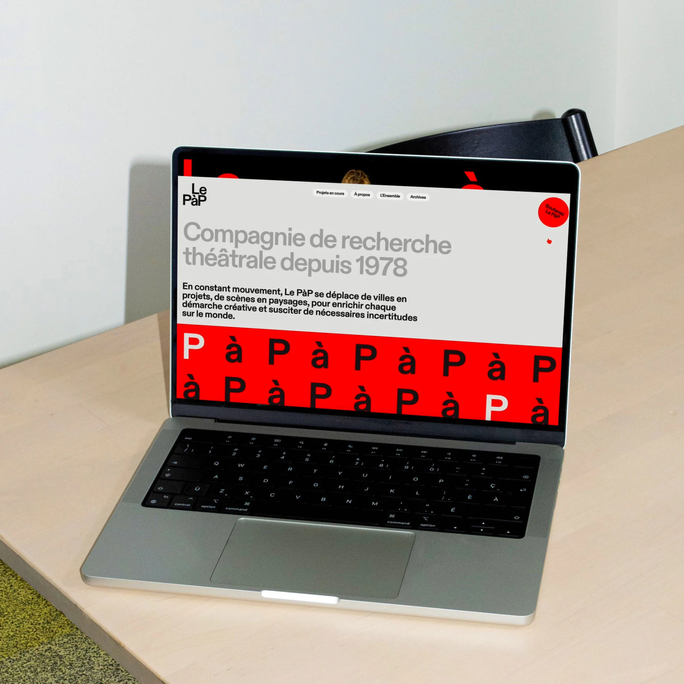 Le PàP — ordinateur portable affichant le site rouge du Théâtre PàP, « Compagnie de recherche théâtrale depuis 1978 »