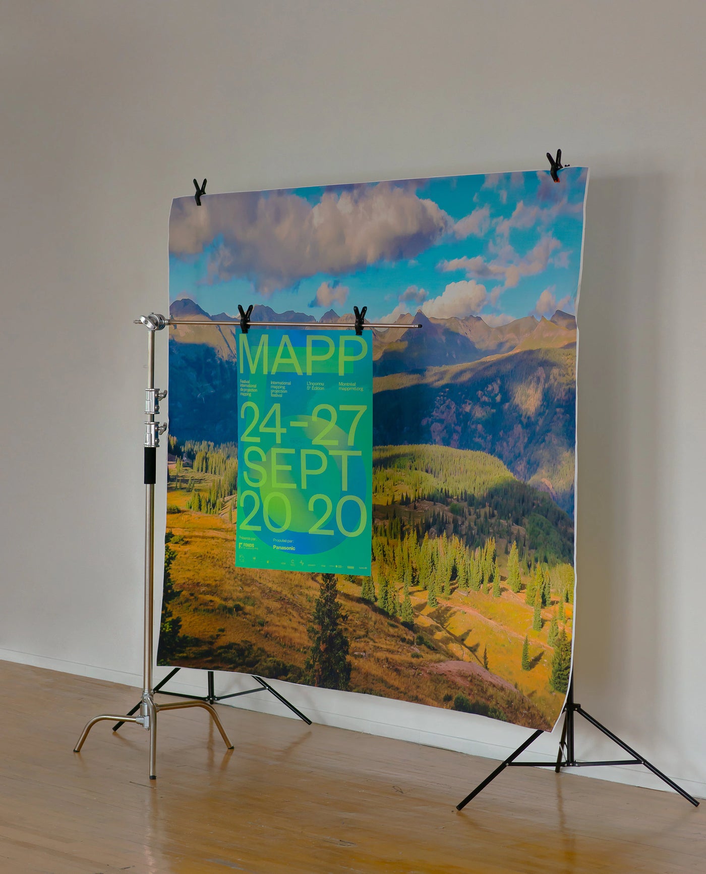 L'inconnu — affiche MAPP MTL suspendue, paysage montagneux et bloc « MAPP 24-27 sept 2020 »