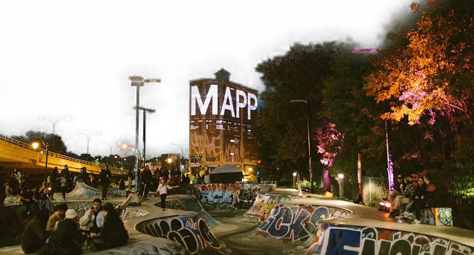 Multiples dimensions — photo nocturne d'un skatepark avec enseigne lumineuse « MAPP »