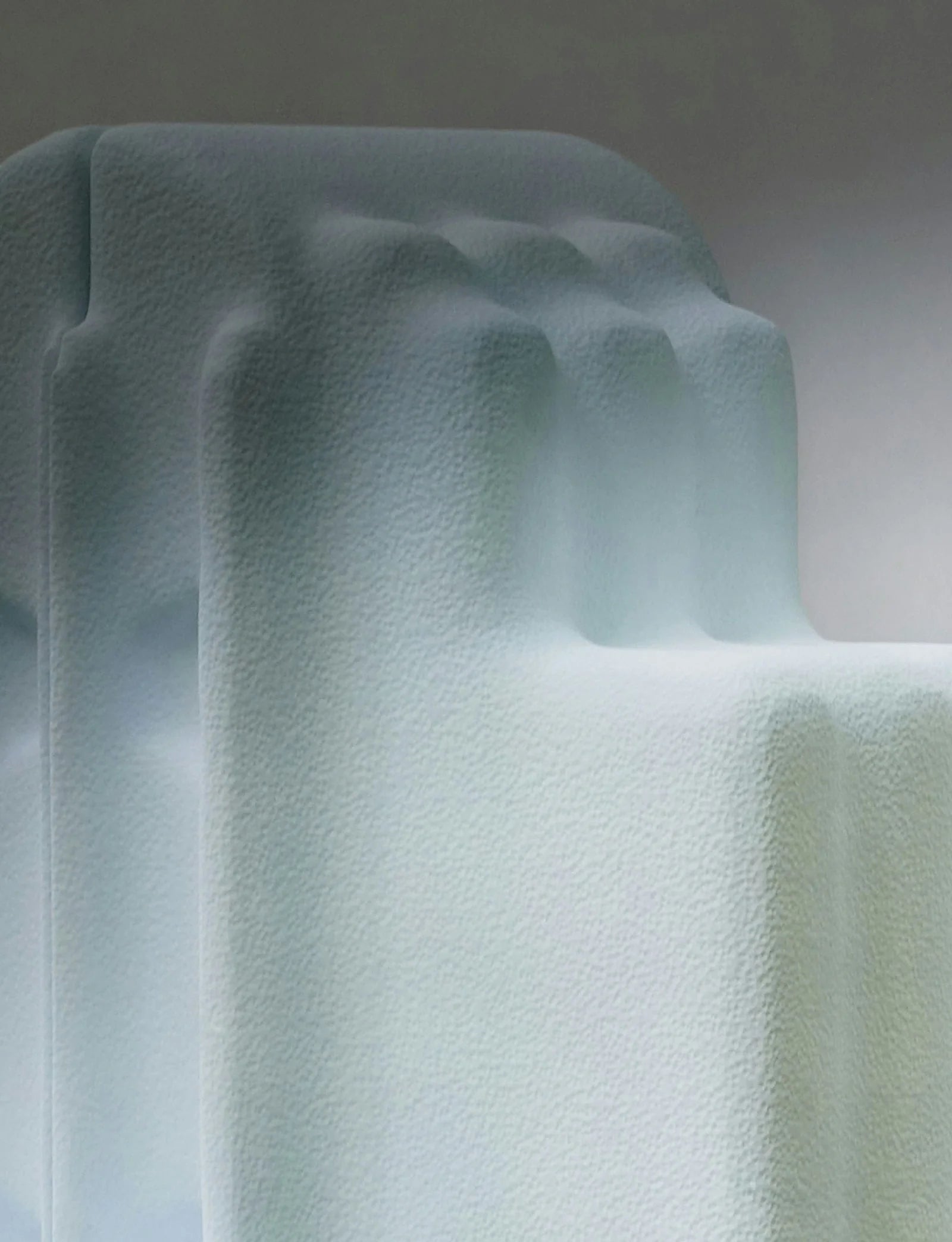 Face au néant — détail d'une forme 3D blanc givré aux arêtes nettes, visuel sculptural de l'affiche