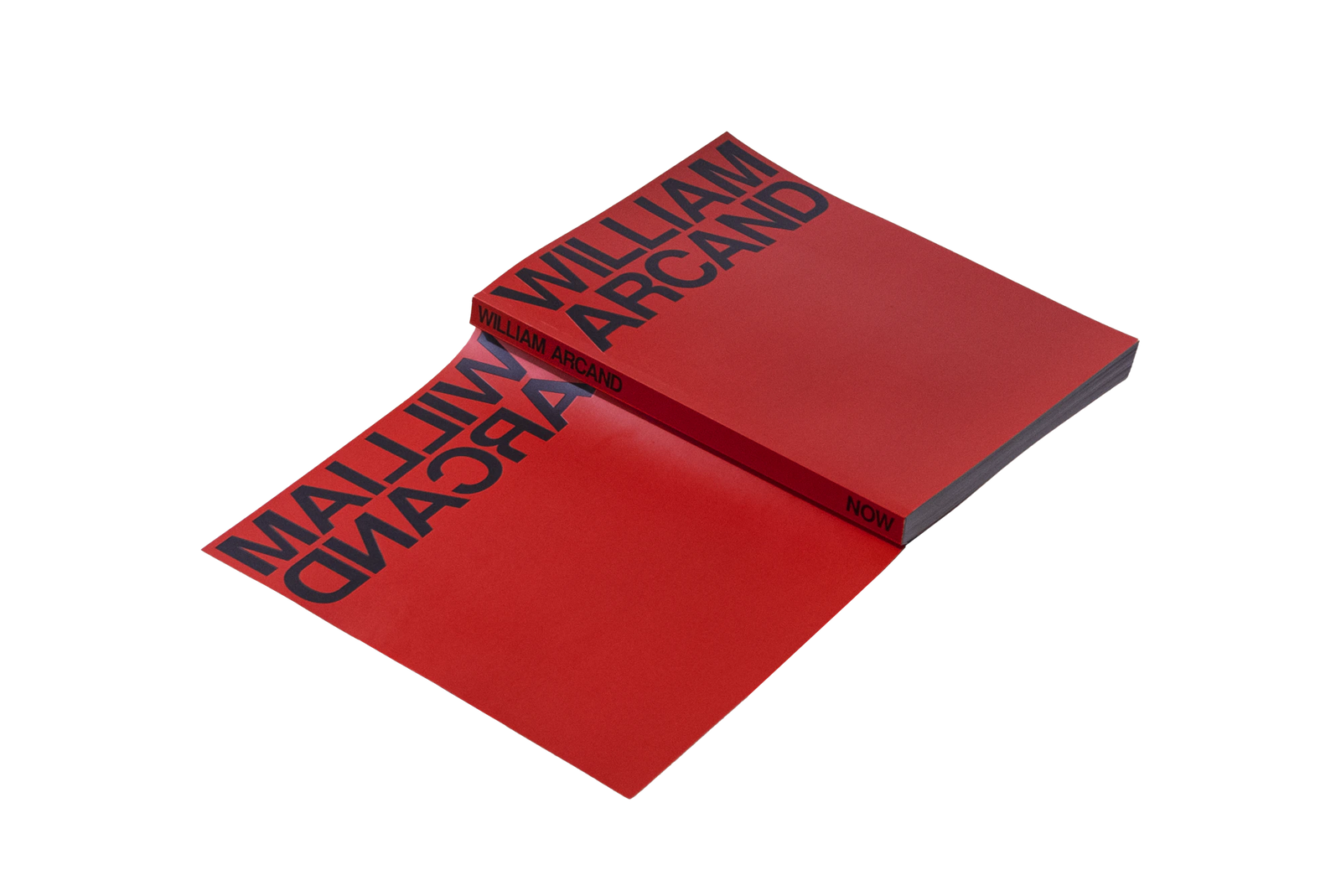 Now — livre rouge ouvert avec wordmark WILLIAM ARCAND en grandes lettres sur la couverture et la jaquette