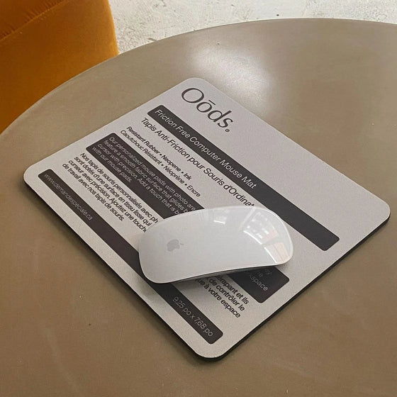 Tapis de souris Oods sur une table, avec une souris Apple