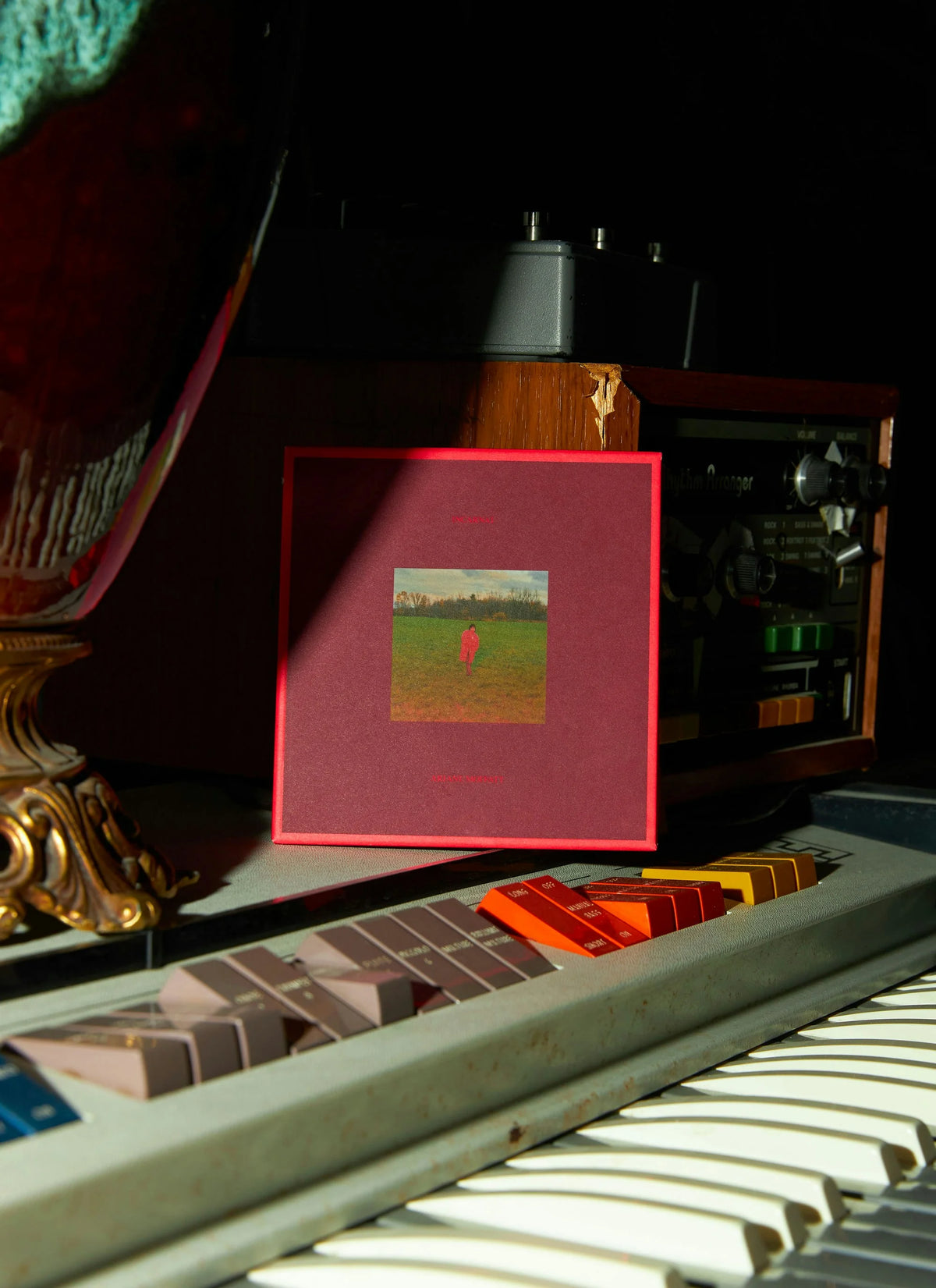 Ariane Moffatt — pochette vinyle rouge d'Ariane Moffatt appuyée sur un piano éclairé