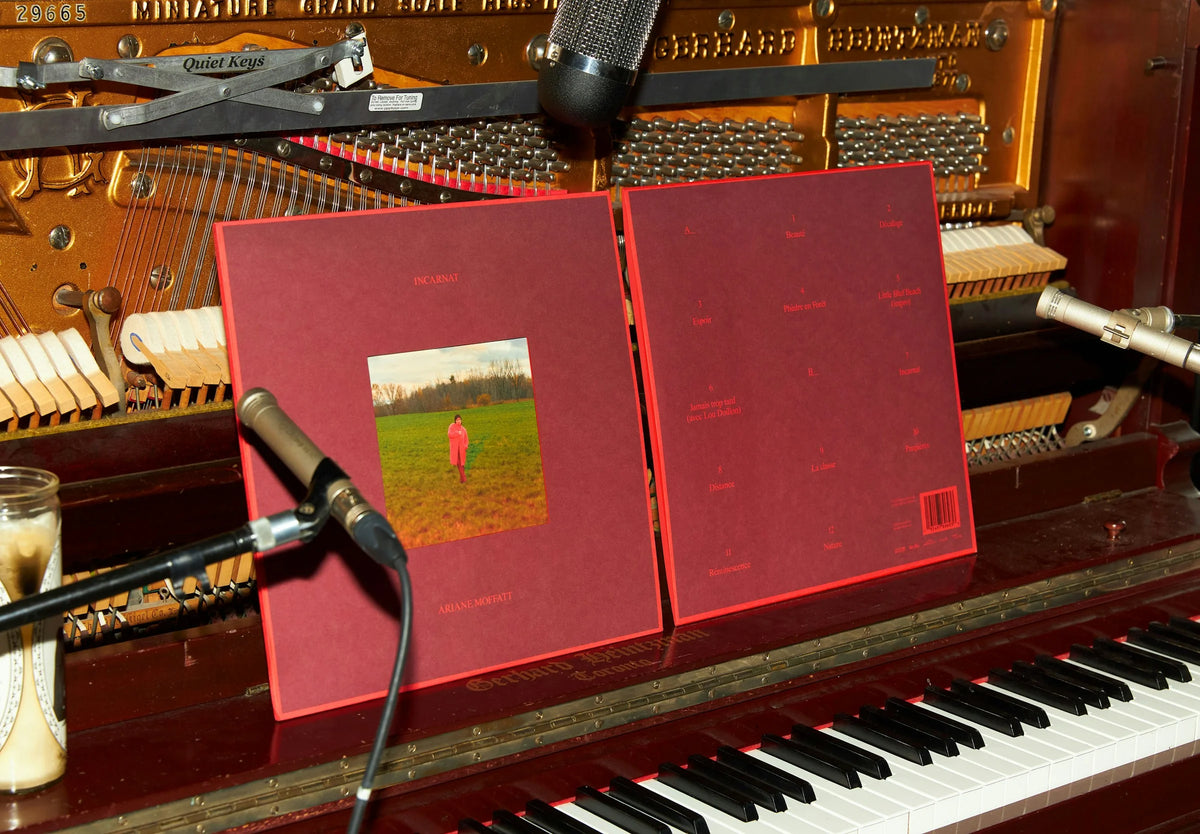 Ariane Moffatt — pochette gatefold rouge d'Ariane Moffatt ouverte sur un pupitre de piano