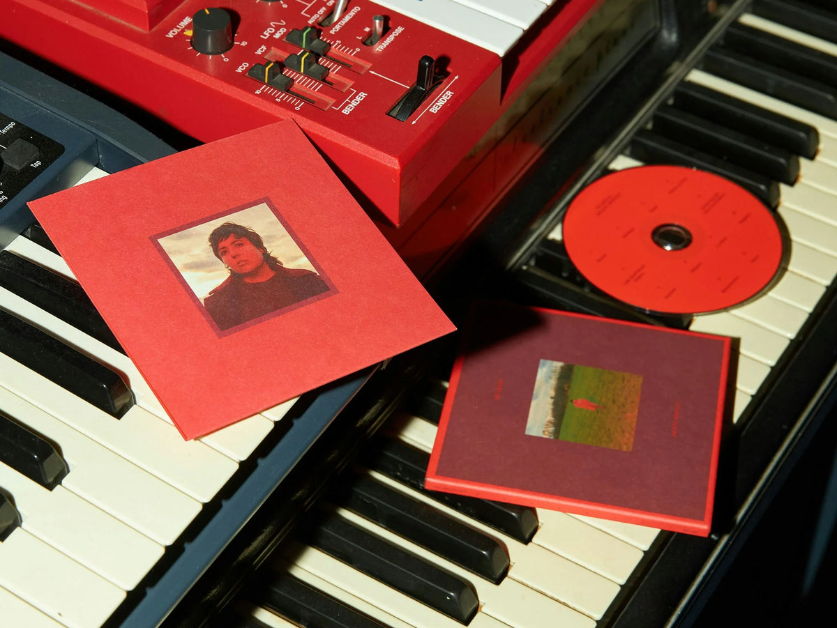 Ariane Moffatt — pochette et CD rouges d'Ariane Moffatt disposés sur un clavier de synthétiseur