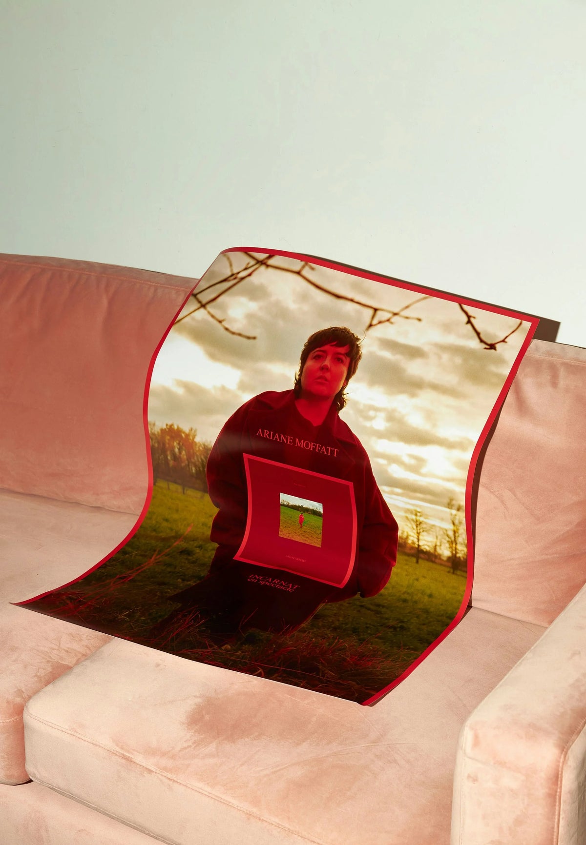 Ariane Moffatt — affiche d'Ariane Moffatt drapée sur un divan rose montrant la pochette