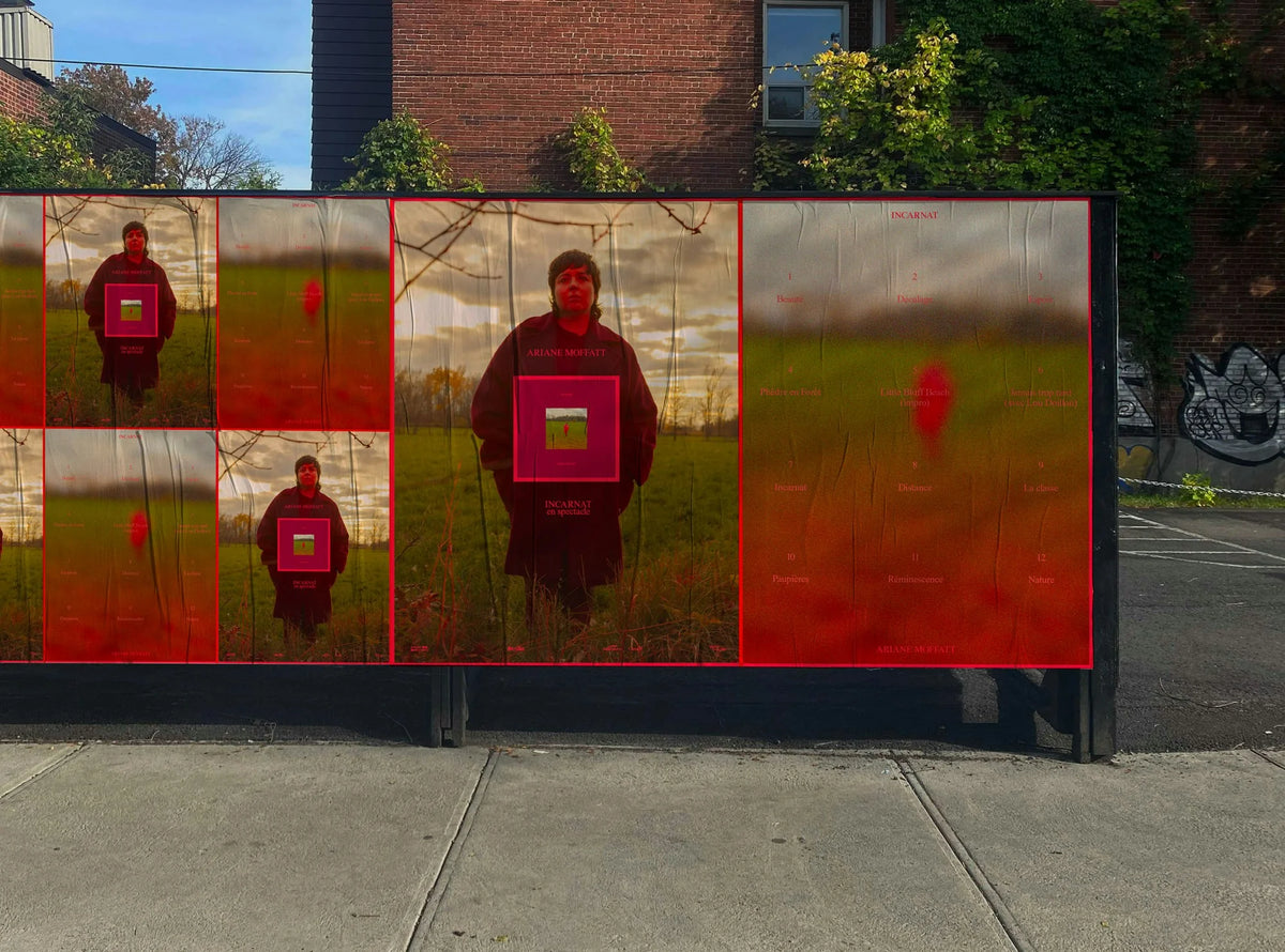 Ariane Moffatt — palissade de chantier rouge avec photos imprimées de la campagne Ariane Moffatt