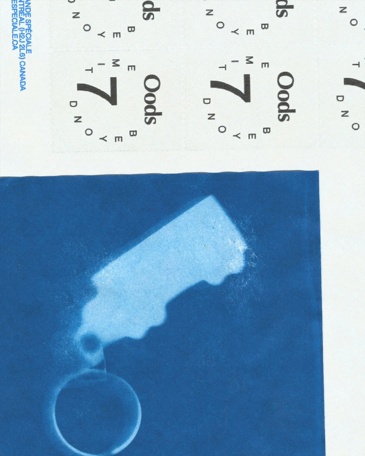 Beyond Time — cyanotype bleu d'un objet ajouré sur impressions répétant le wordmark « Oods »