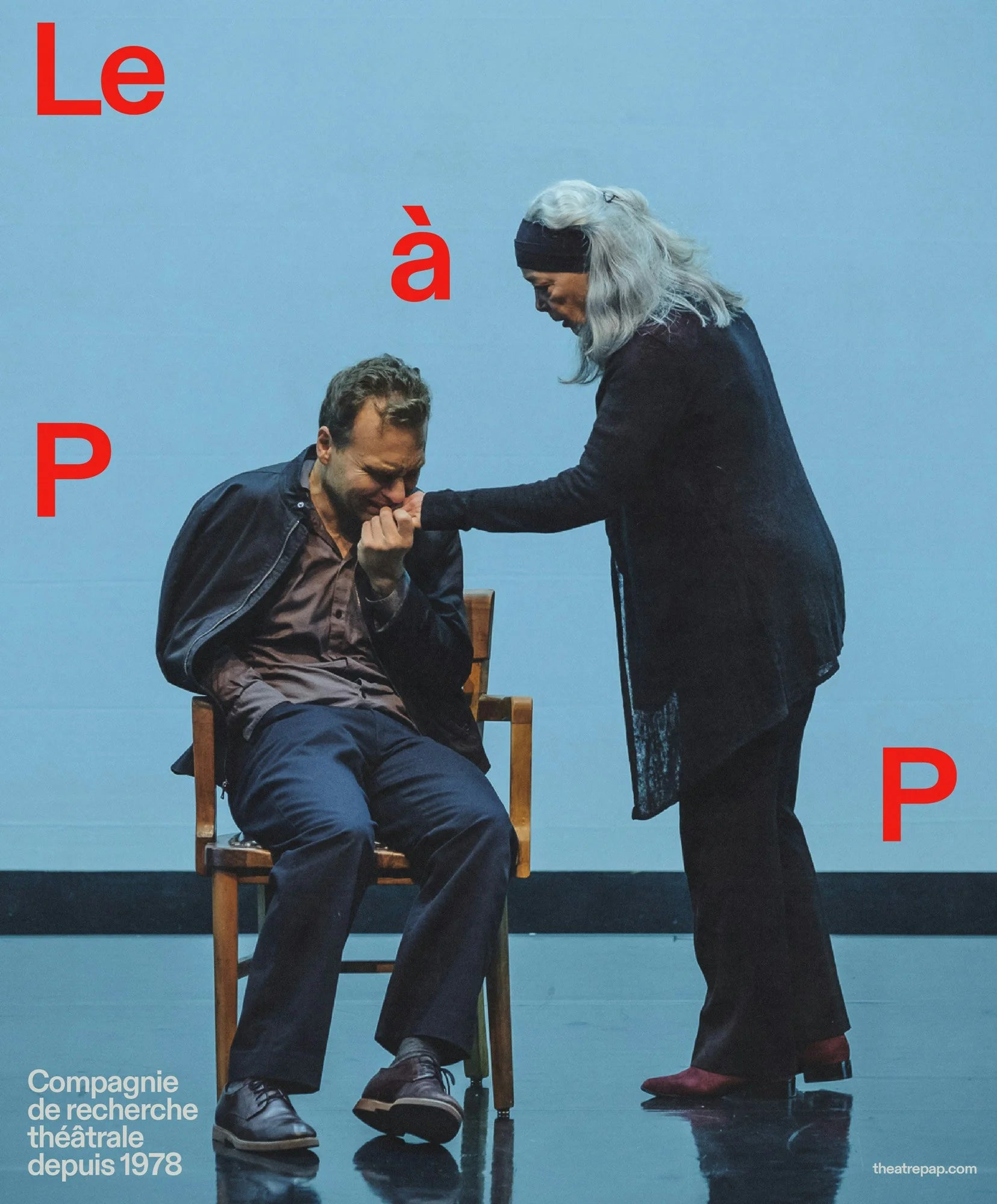 Le PàP — scène de théâtre, homme assis et femme aux cheveux gris, lettres « Le à P P » superposées