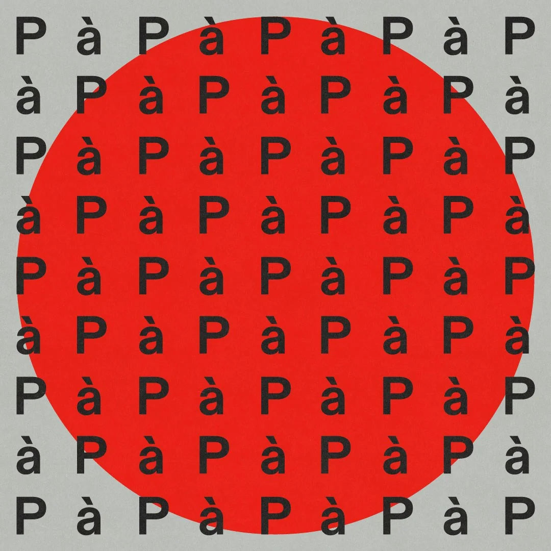 Le PàP — motif typographique des lettres « PàP » répété sur grand cercle rouge, fond gris