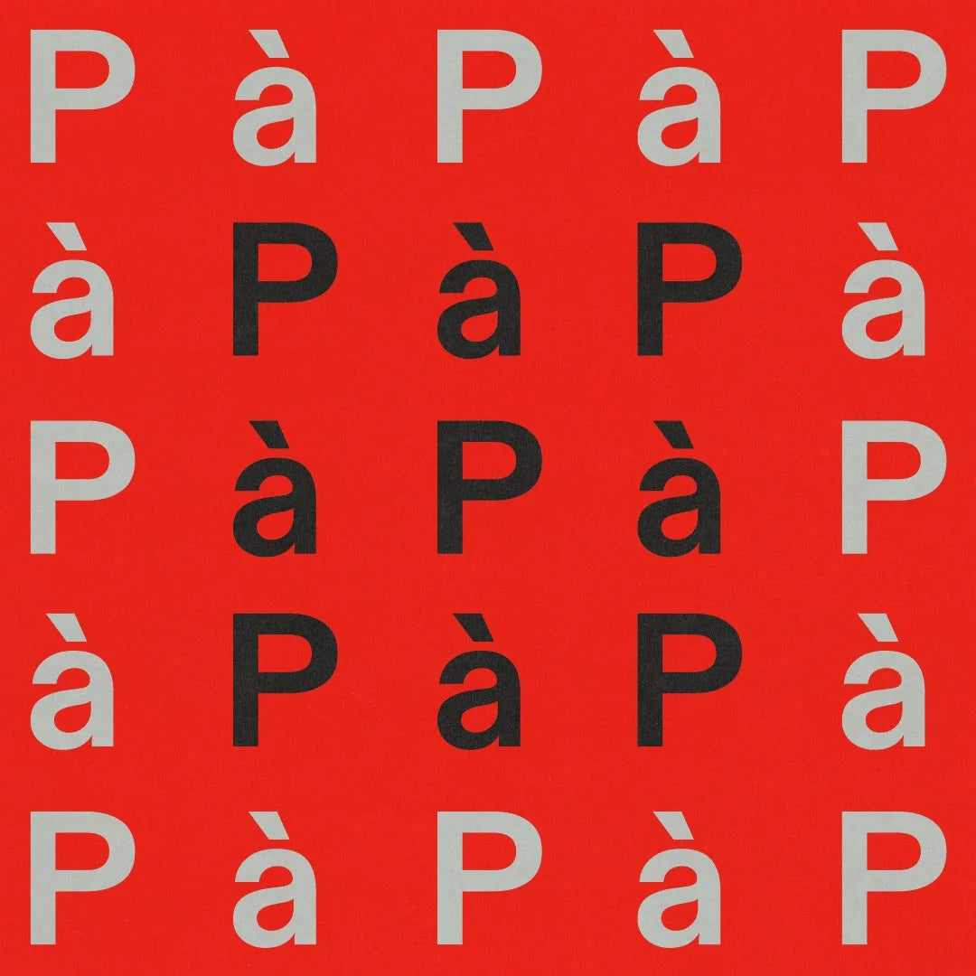 Le PàP — motif typographique « PàP » alterné gris et noir sur fond rouge vif