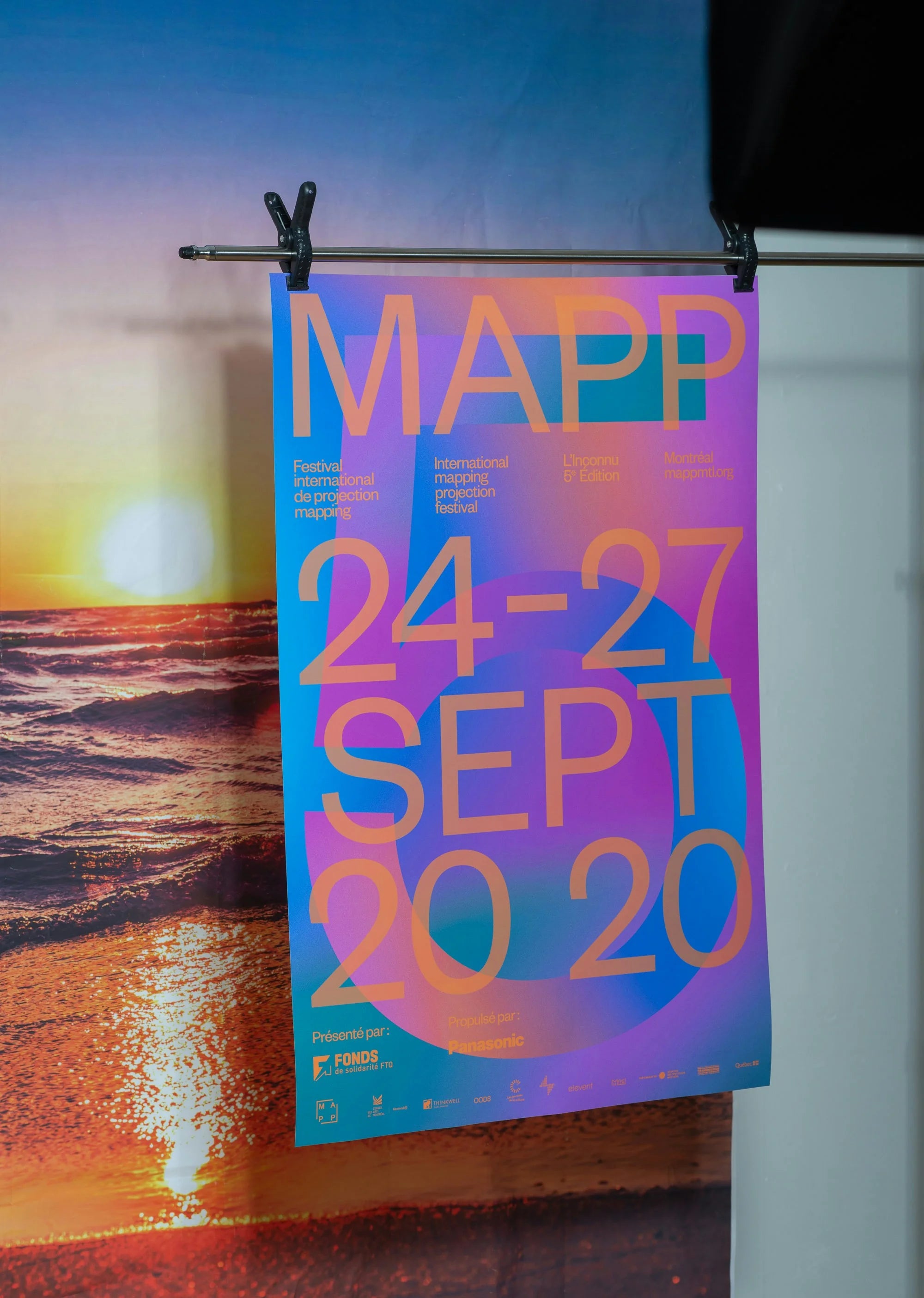 L'inconnu — affiche MAPP MTL 24-27 sept 2020 en dégradé bleu-mauve, devant une photo de coucher de soleil