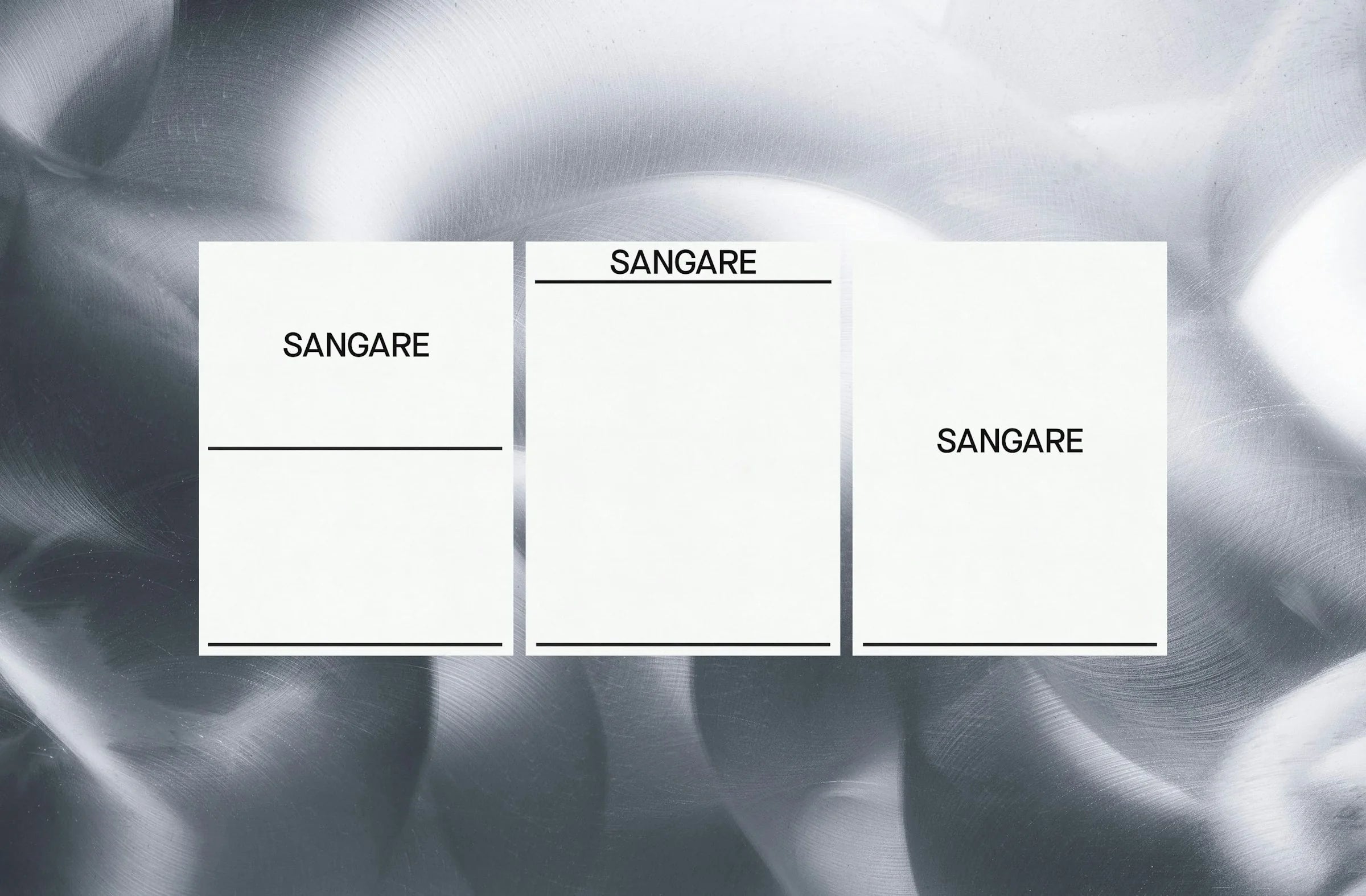 SANGARE — trois affiches blanches du wordmark SANGARE sur fond de surface métallique ondulée