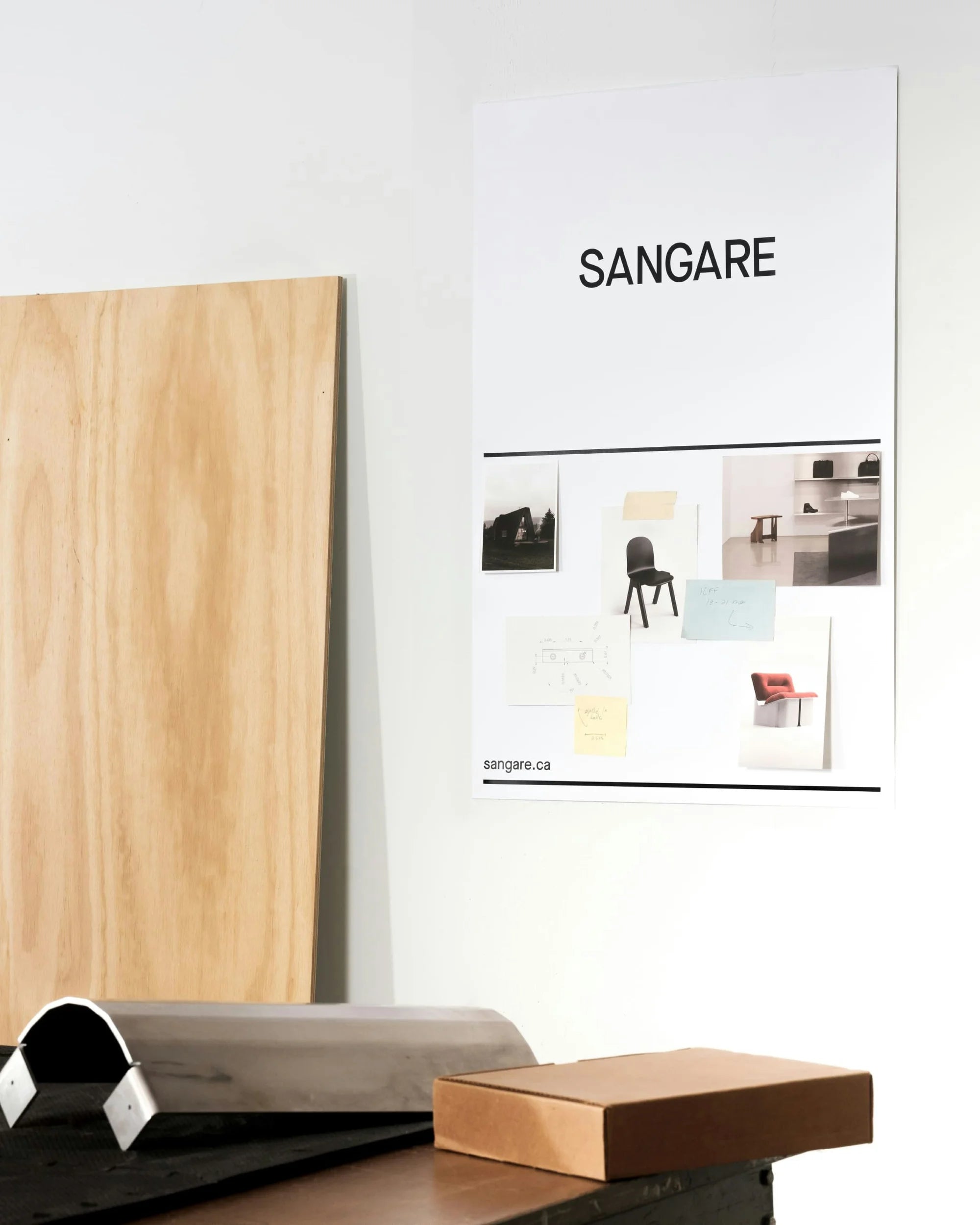 SANGARE — affiche murale SANGARE présentant une planche de mobilier, panneau de bois et boîtes en atelier