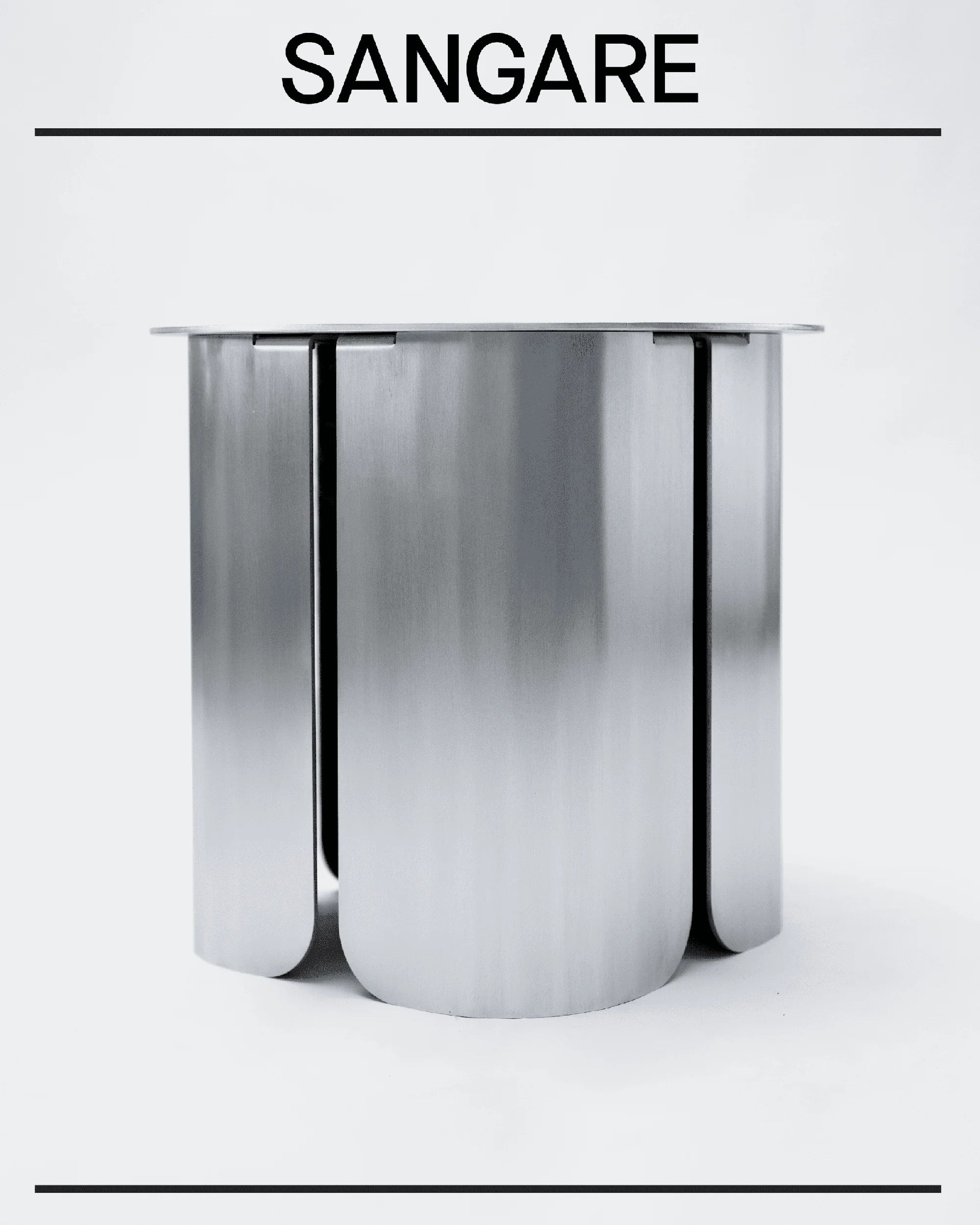 SANGARE — table d'appoint cylindrique en aluminium brossé, sous le wordmark SANGARE en titre