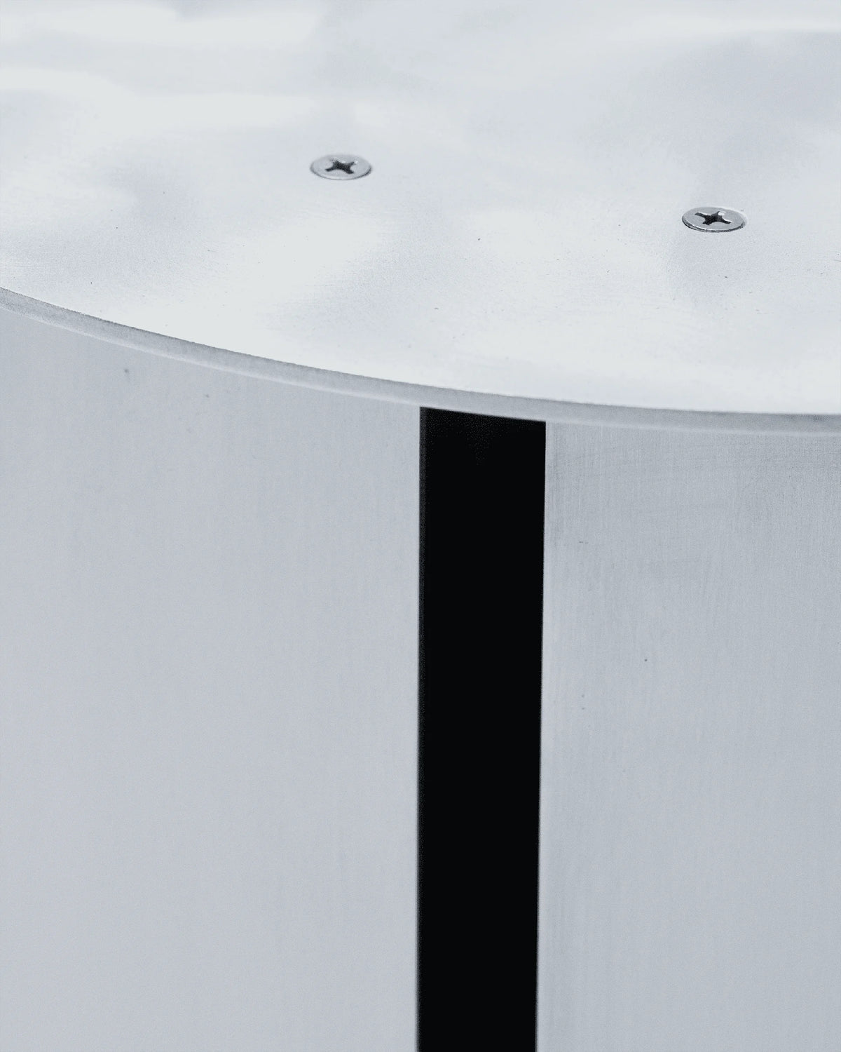 SANGARE — gros plan sur le piètement cylindrique en aluminium d'une table, vis apparentes