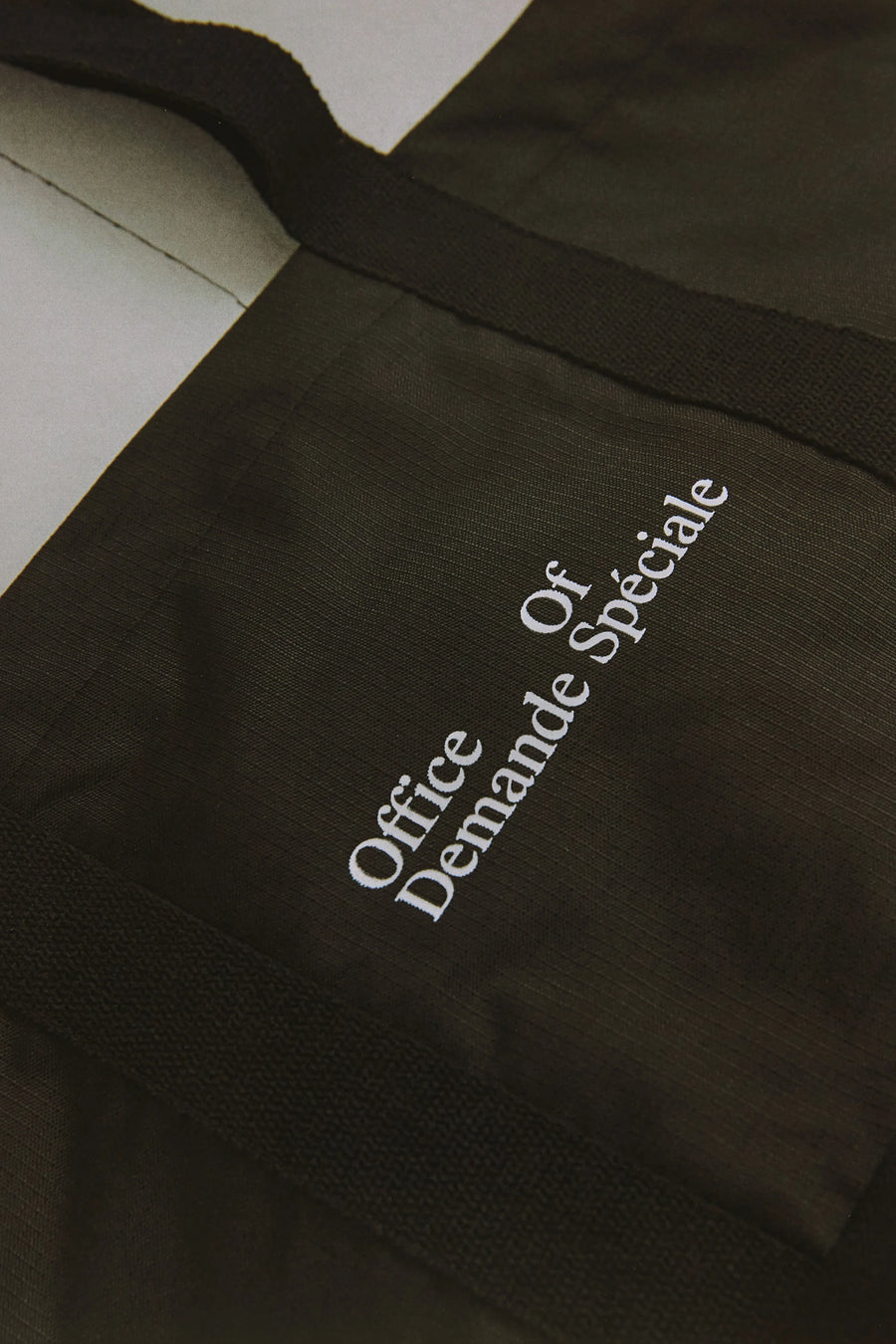 Gros plan de la sérigraphie Office Of Demande Spéciale sur le tote bag noir
