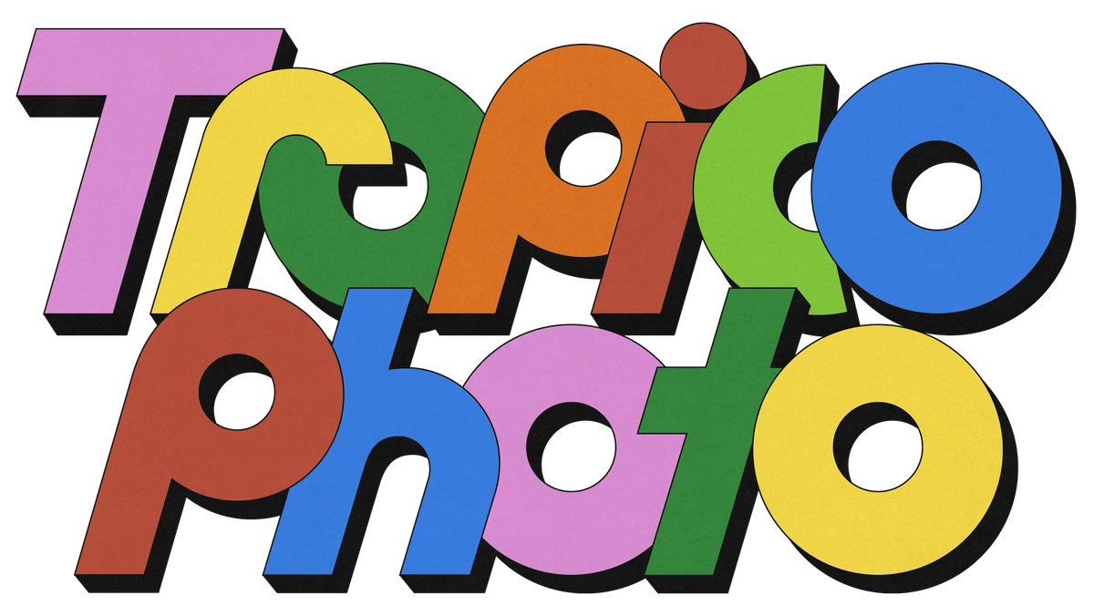 Tropico Photo — wordmark multicolore aux lettres rondes assemblées sur fond transparent