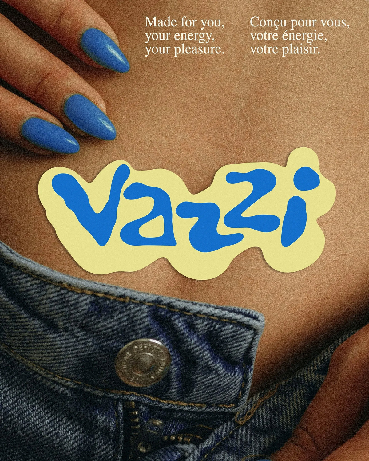 Vazzi — autocollant jaune au logo bleu sur jeans, ongles bleus et slogan bilingue