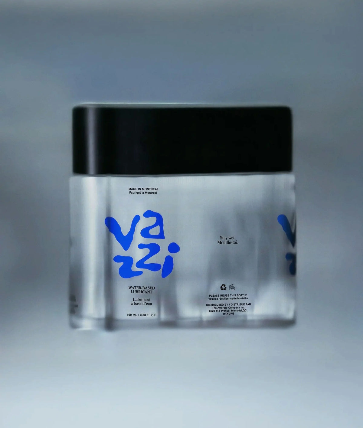 Vazzi — pot transparent à couvercle noir, logo bleu manuscrit en façade