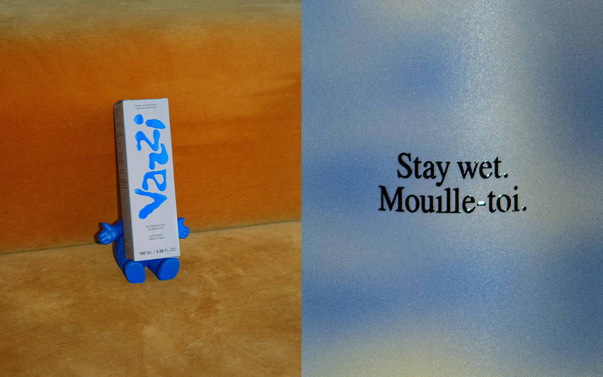 Vazzi — double image, étui sur bois et slogan « Stay wet. Mouille-toi. » sur fond bleu