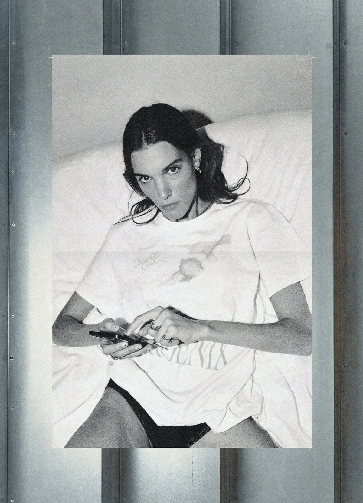 Now — affiche photo noir et blanc d'une femme en t-shirt blanc assise sur un lit