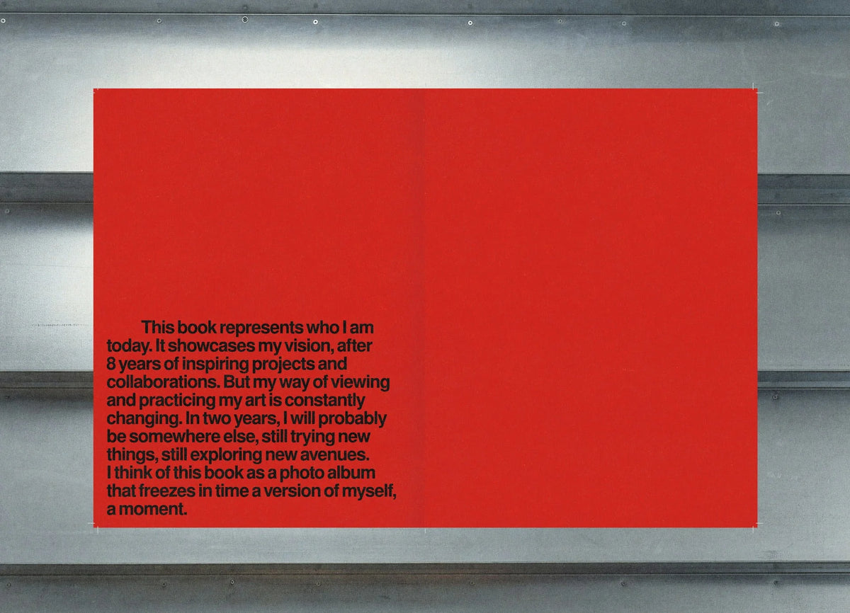 Now — double-page rouge vif avec texte introductif noir, accrochée au mur