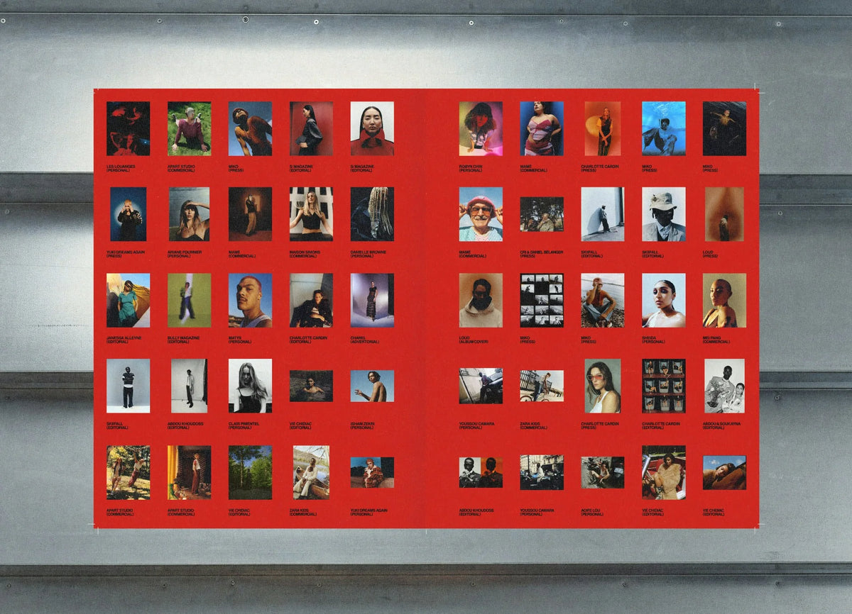 Now — grille de vignettes photo sur fond rouge vif, affichée au mur